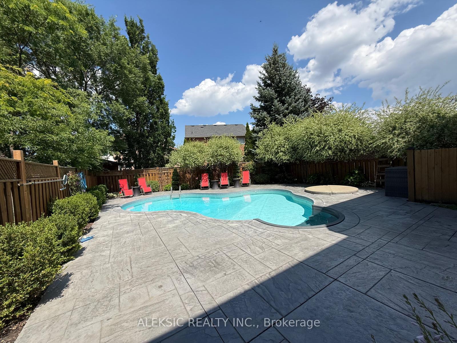 Photo 5 of 33 Hillpath Crescent, Brampton, Snelgrove — HOMEH
