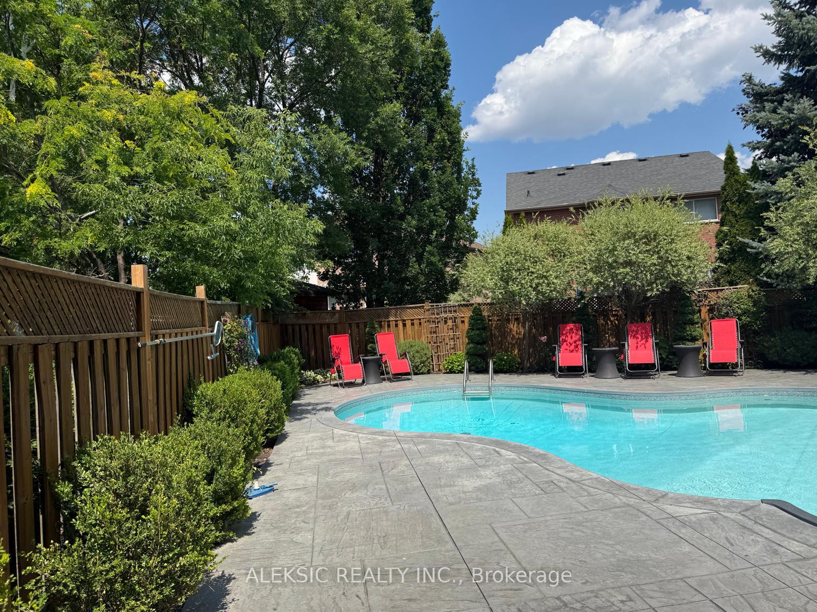 Photo 6 of 33 Hillpath Crescent, Brampton, Snelgrove — HOMEH