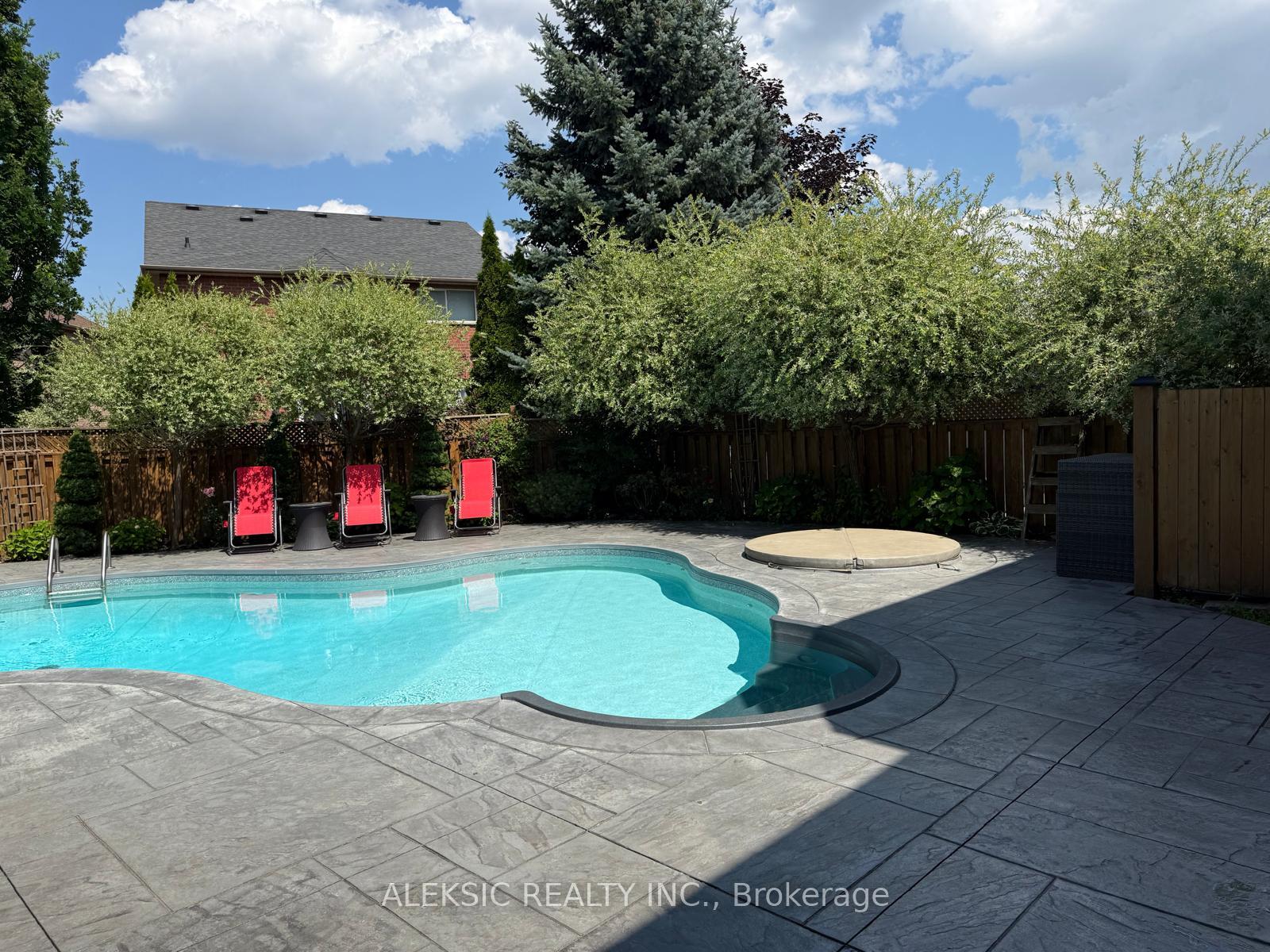 Photo 1 of 33 Hillpath Crescent, Brampton, Snelgrove — HOMEH