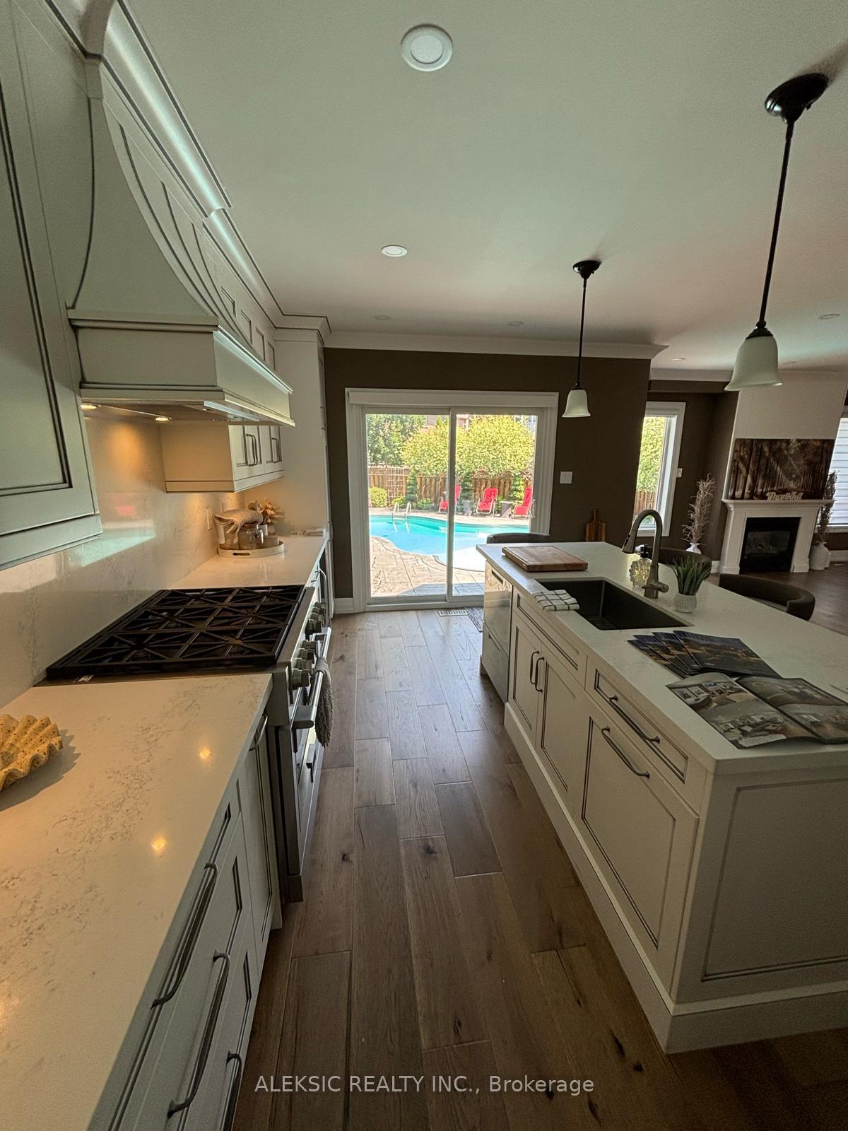 Photo 10 of 33 Hillpath Crescent, Brampton, Snelgrove — HOMEH