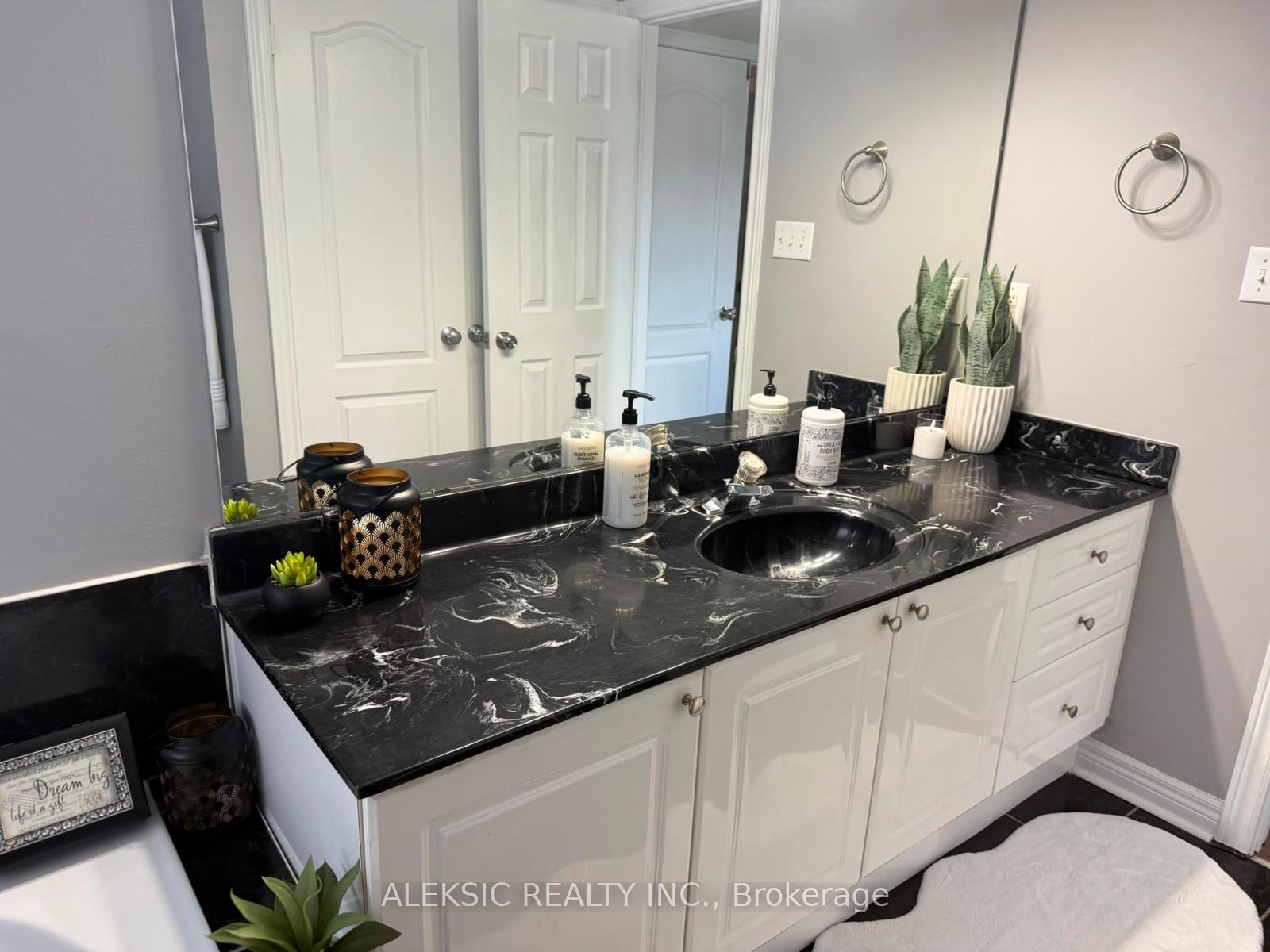Photo 26 of 33 Hillpath Crescent, Brampton, Snelgrove — HOMEH
