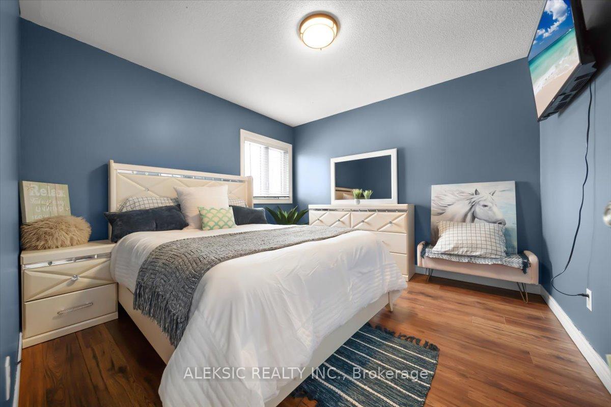 Photo 35 of 33 Hillpath Crescent, Brampton, Snelgrove — HOMEH