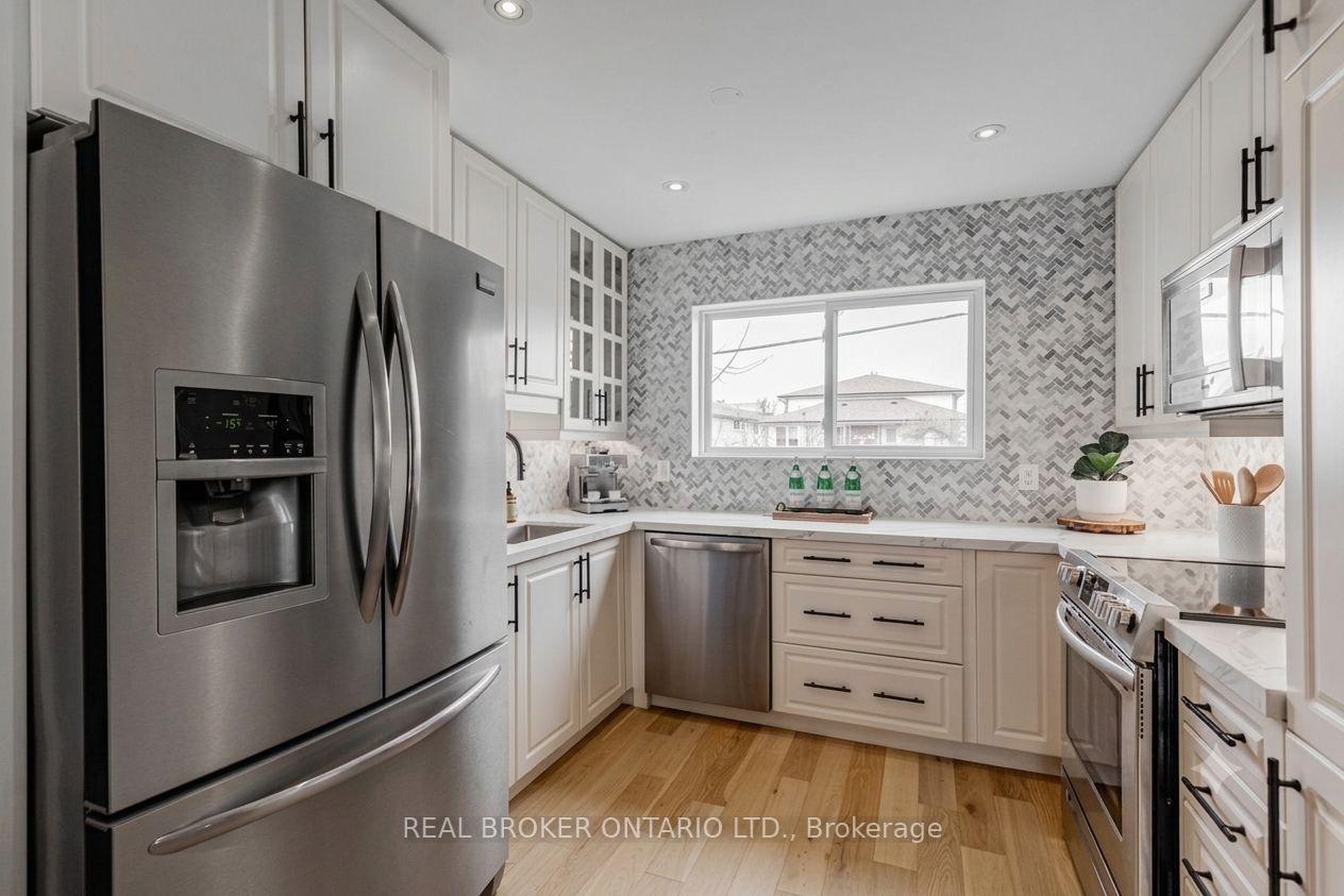 Photo 2 of Unit Upper, 25 Newlin Crescent, North York, Glenfield-Jane Heights — HOMEH