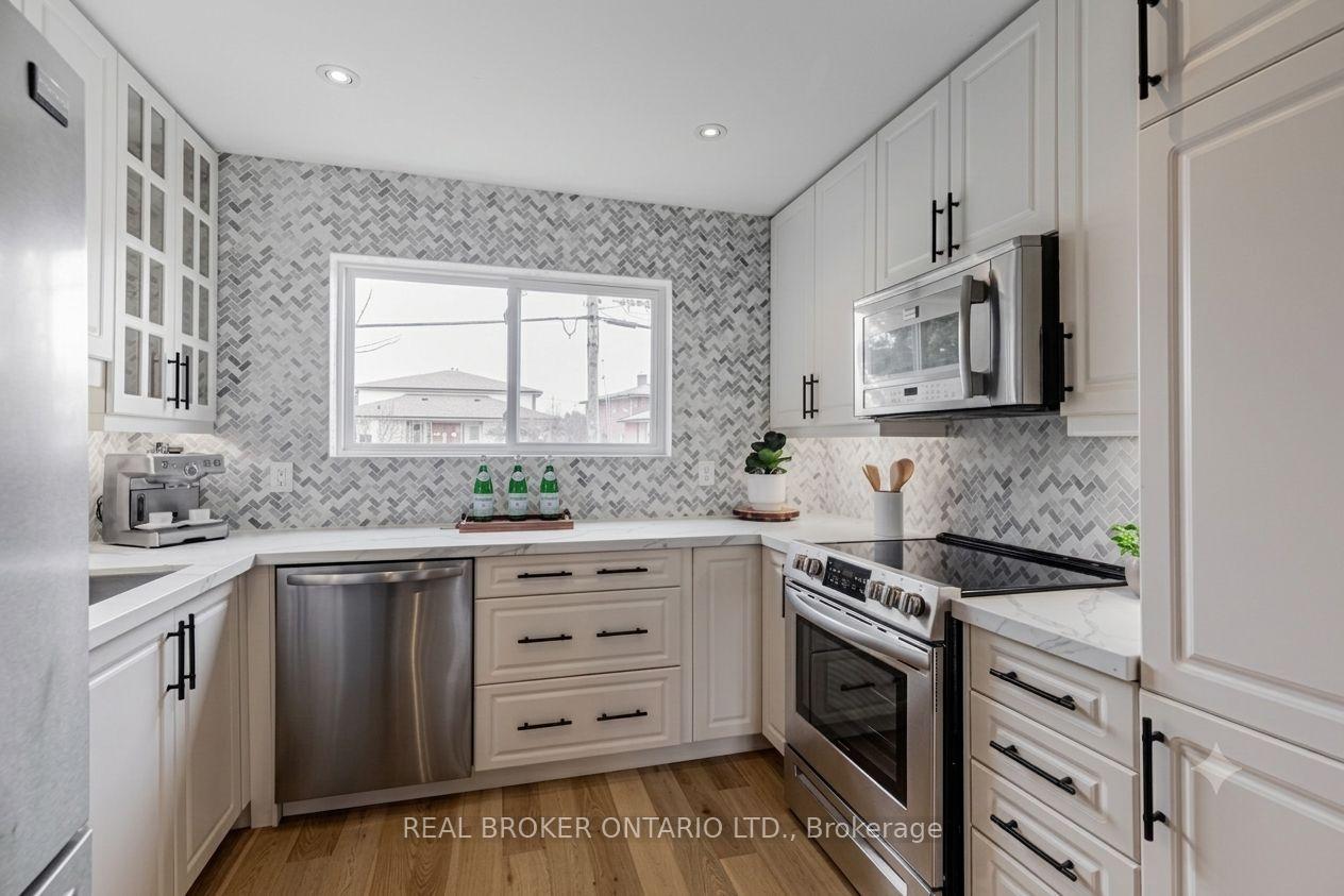 Photo 3 of Unit Upper, 25 Newlin Crescent, North York, Glenfield-Jane Heights — HOMEH