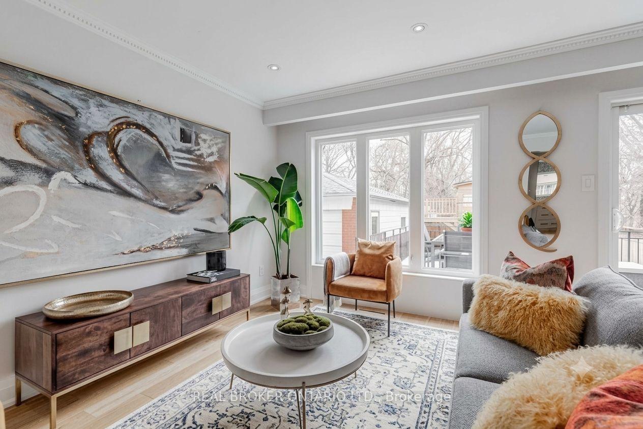 Photo 5 of Unit Upper, 25 Newlin Crescent, North York, Glenfield-Jane Heights — HOMEH