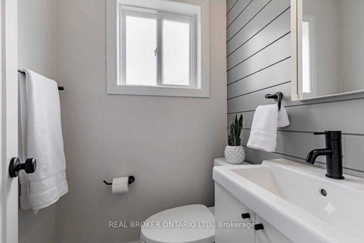 Photo 6 of Unit Upper, 25 Newlin Crescent, North York, Glenfield-Jane Heights — HOMEH