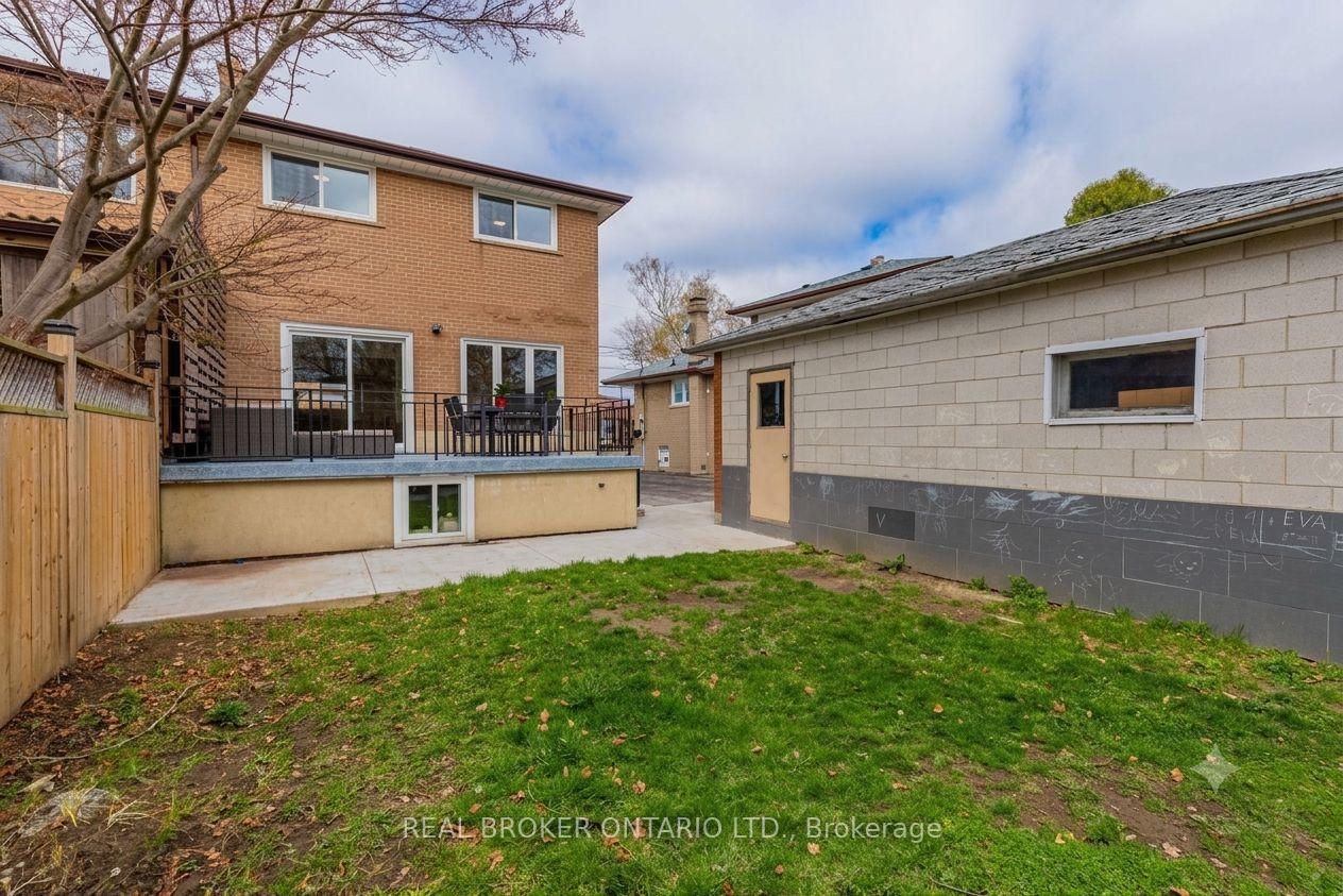 Photo 10 of Unit Upper, 25 Newlin Crescent, North York, Glenfield-Jane Heights — HOMEH