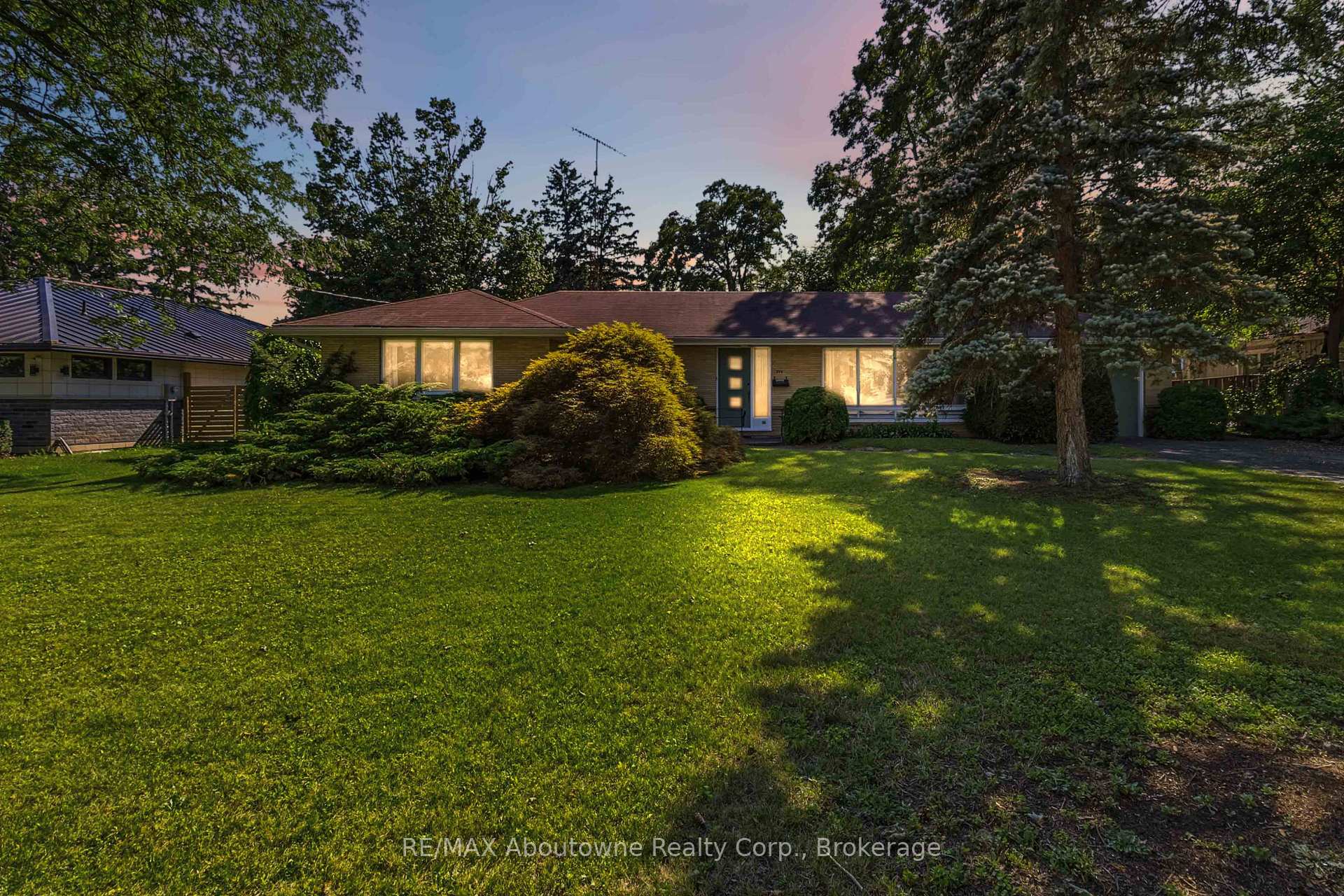 Photo 1 of 974 Unsworth Avenue, Burlington, Bayview — HOMEH
