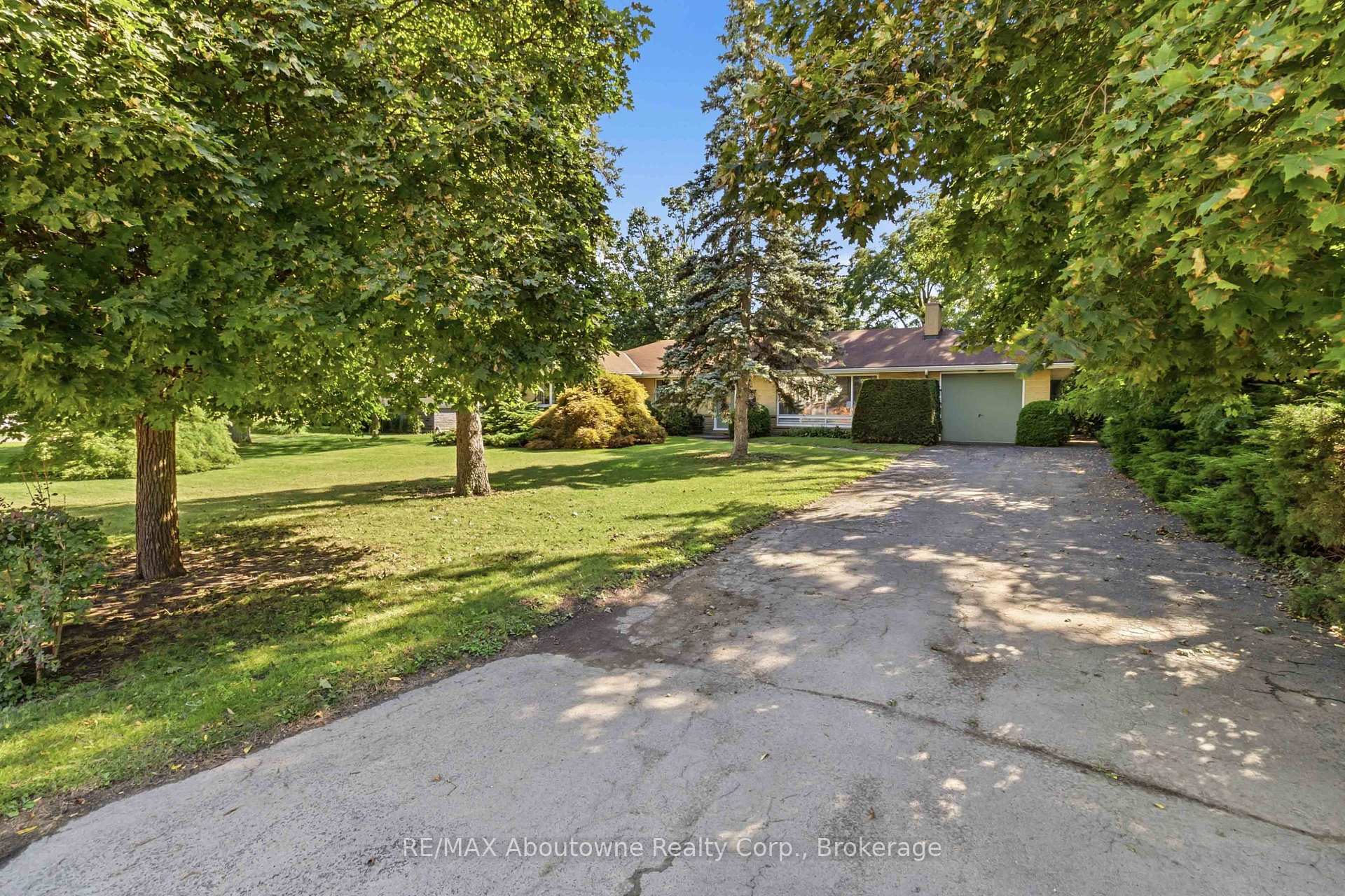 Photo 2 of 974 Unsworth Avenue, Burlington, Bayview — HOMEH