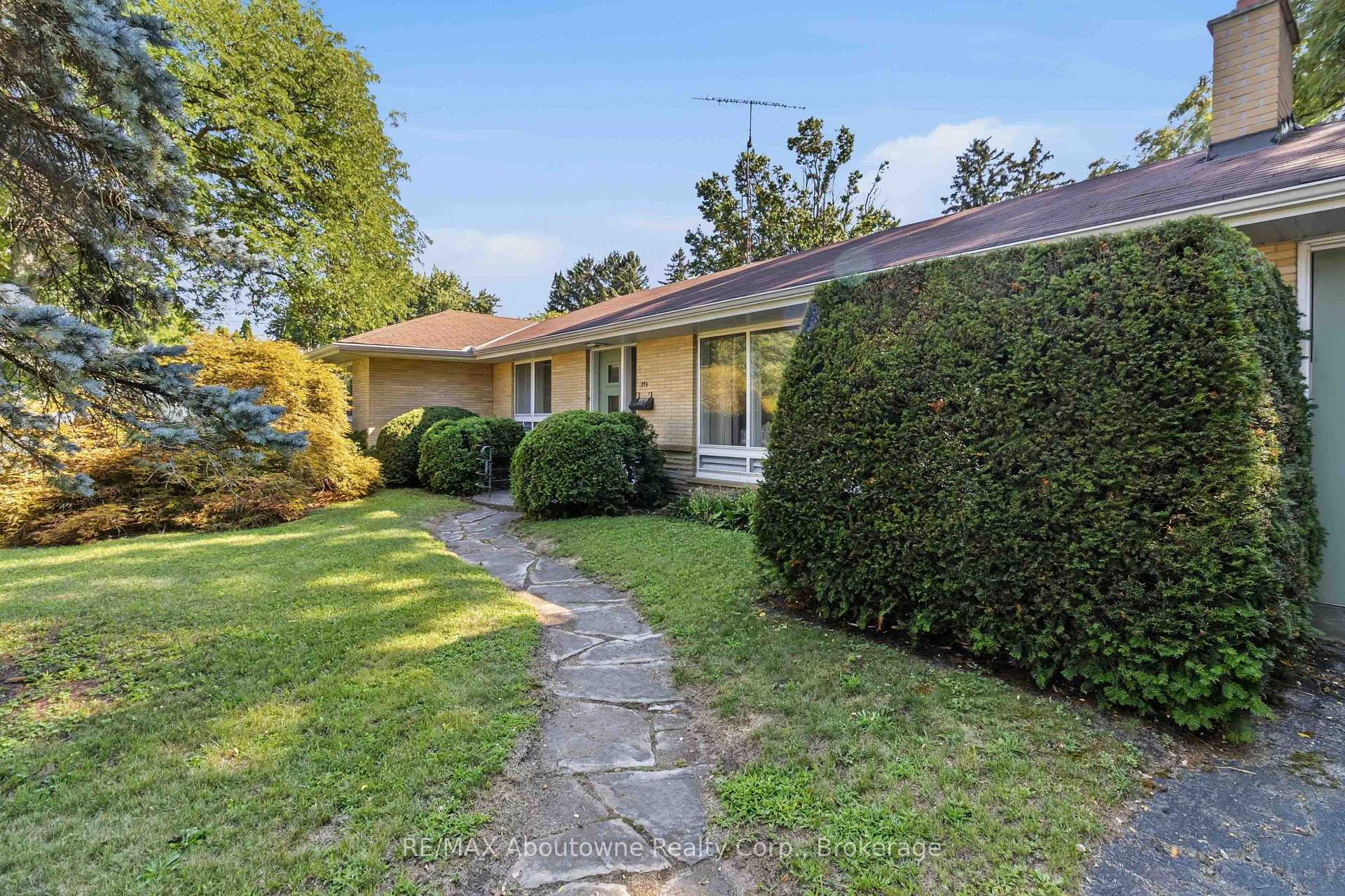 Photo 3 of 974 Unsworth Avenue, Burlington, Bayview — HOMEH