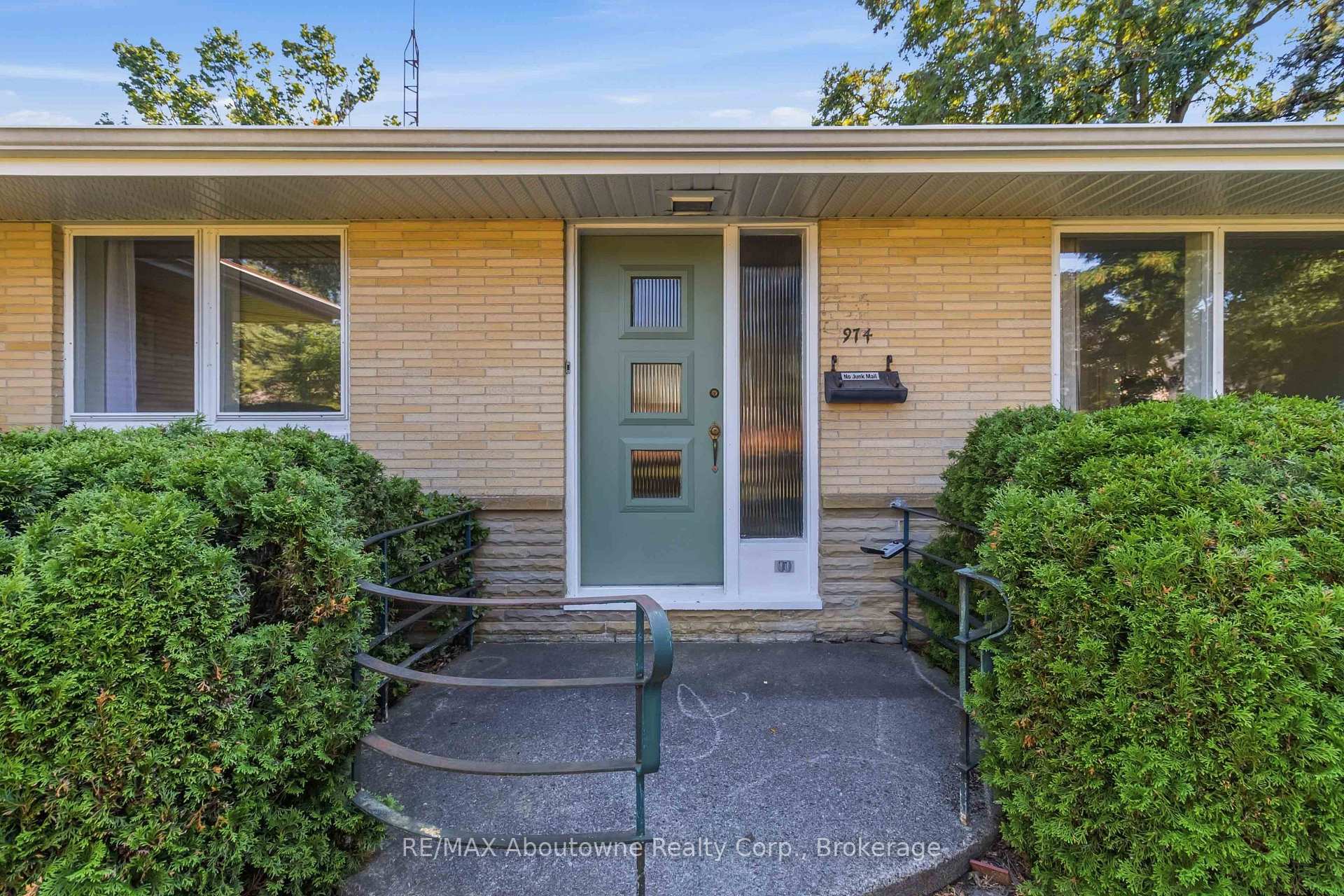 Photo 4 of 974 Unsworth Avenue, Burlington, Bayview — HOMEH