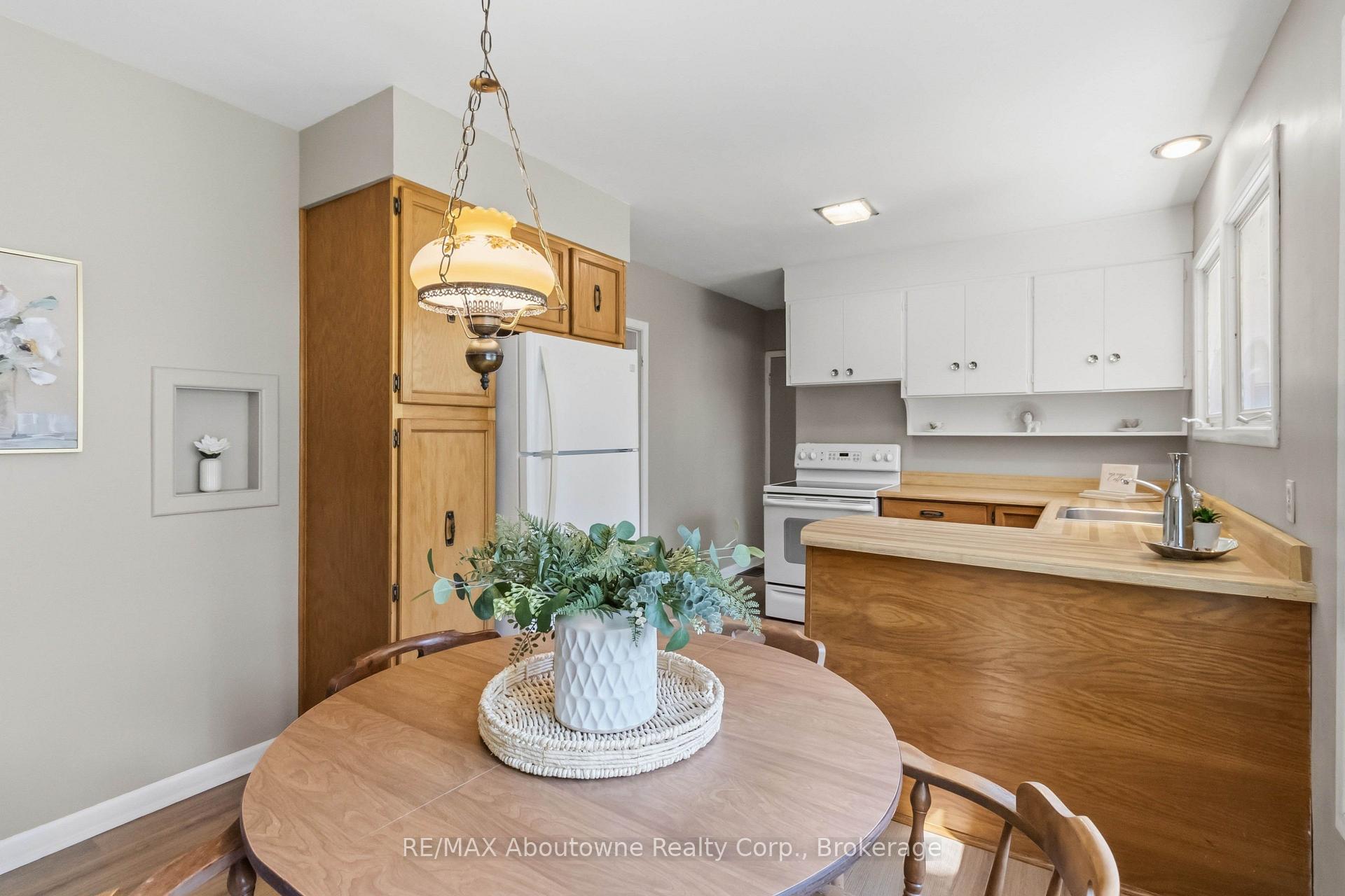 Photo 14 of 974 Unsworth Avenue, Burlington, Bayview — HOMEH