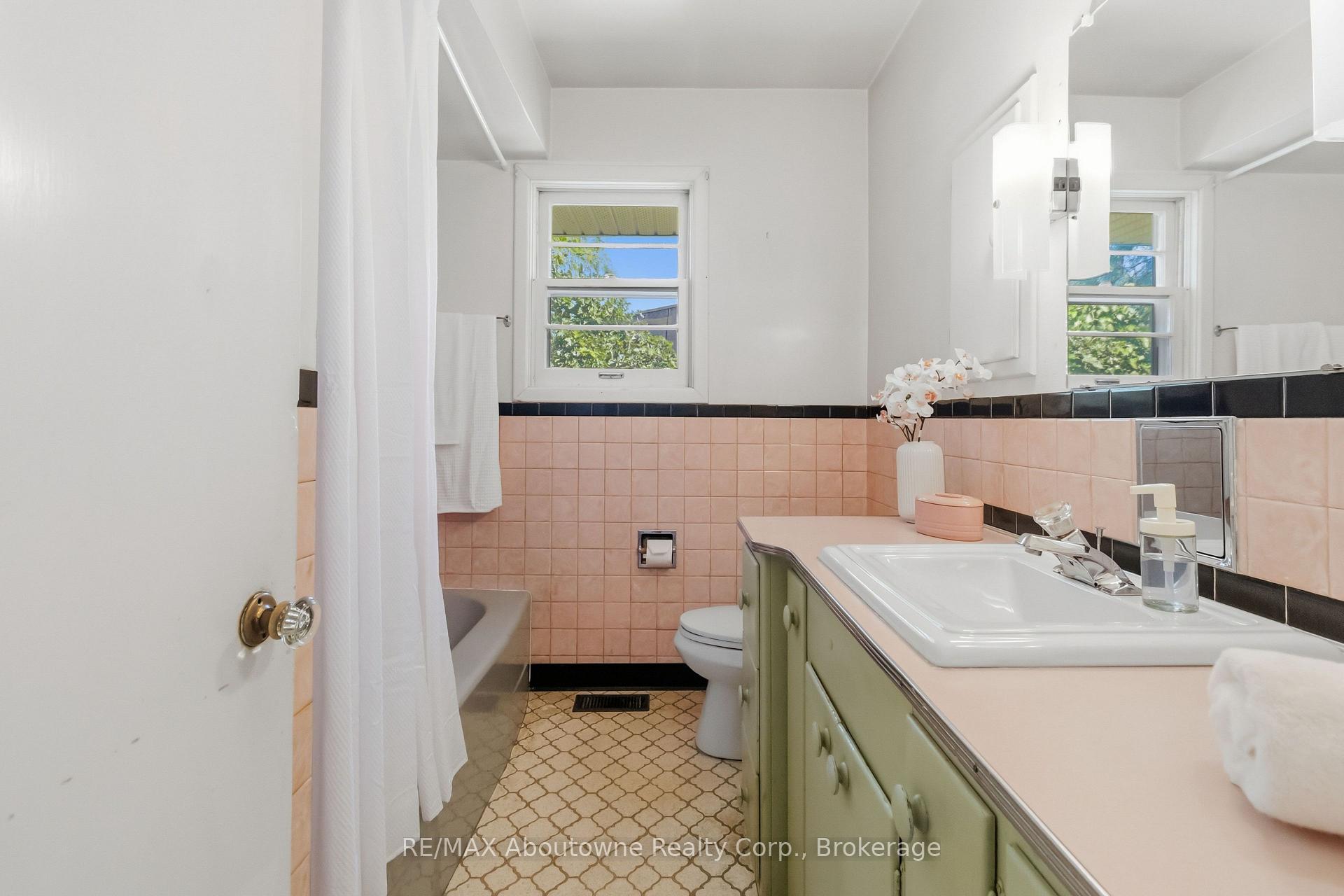 Photo 24 of 974 Unsworth Avenue, Burlington, Bayview — HOMEH