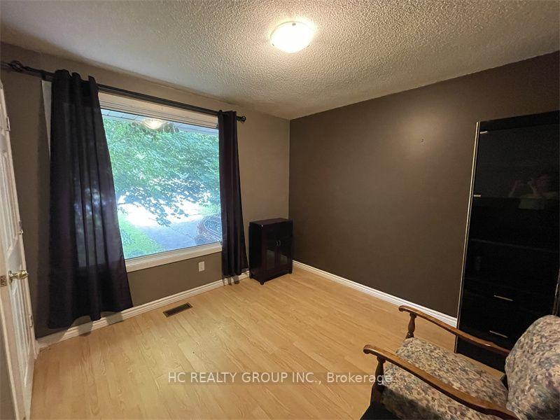 Photo 3 of 84 Daleview Crescent, London, North G — HOMEH