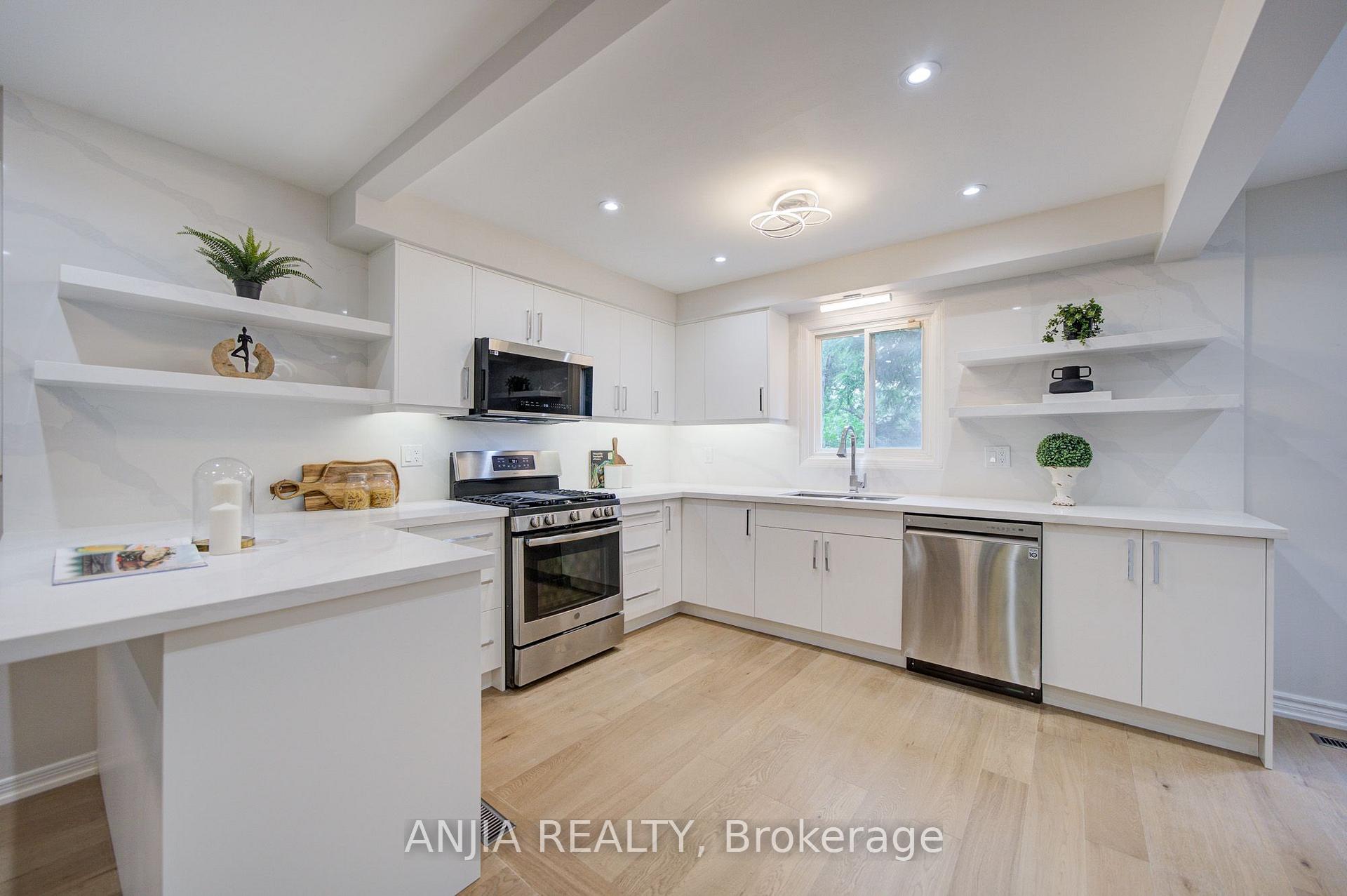 Photo 9 of 31 Spanhouse Crescent, Markham, Unionville — HOMEH