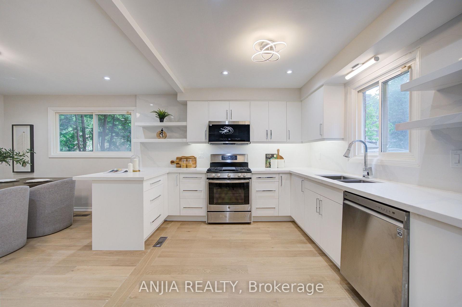 Photo 10 of 31 Spanhouse Crescent, Markham, Unionville — HOMEH