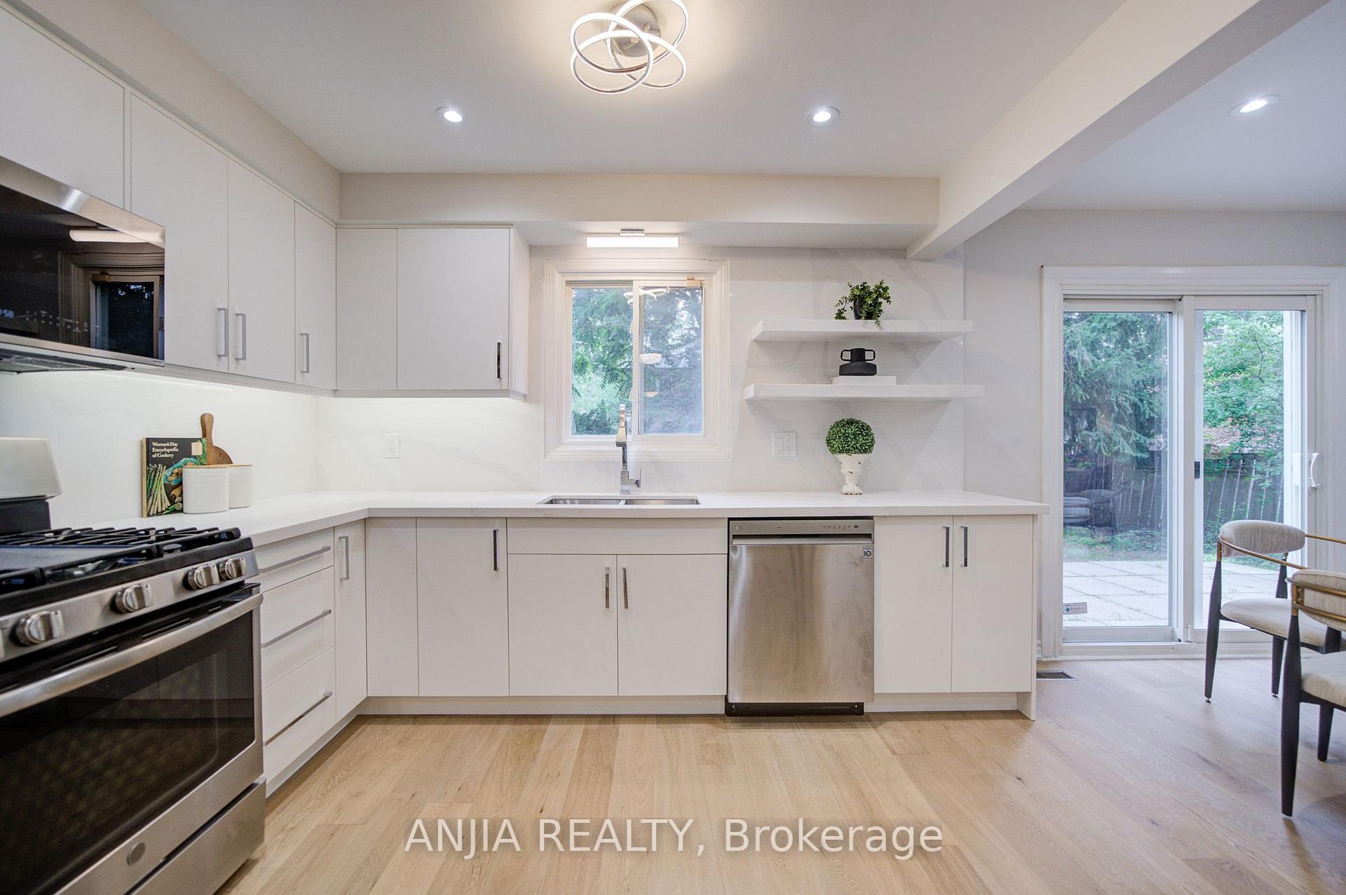 Photo 12 of 31 Spanhouse Crescent, Markham, Unionville — HOMEH