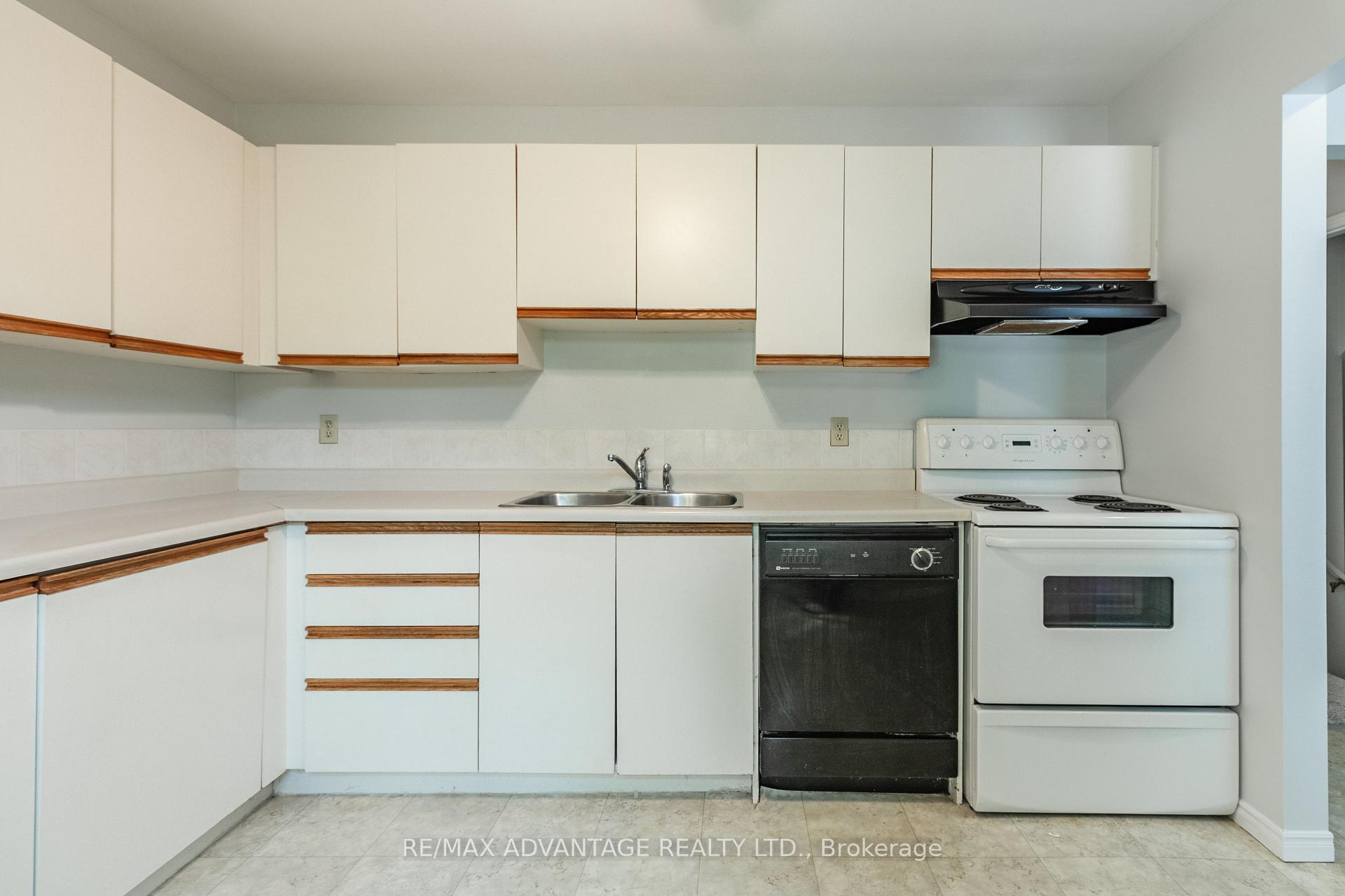 Photo 2 of Unit 4, 1294 Byron Baseline Road W, London, South K — HOMEH