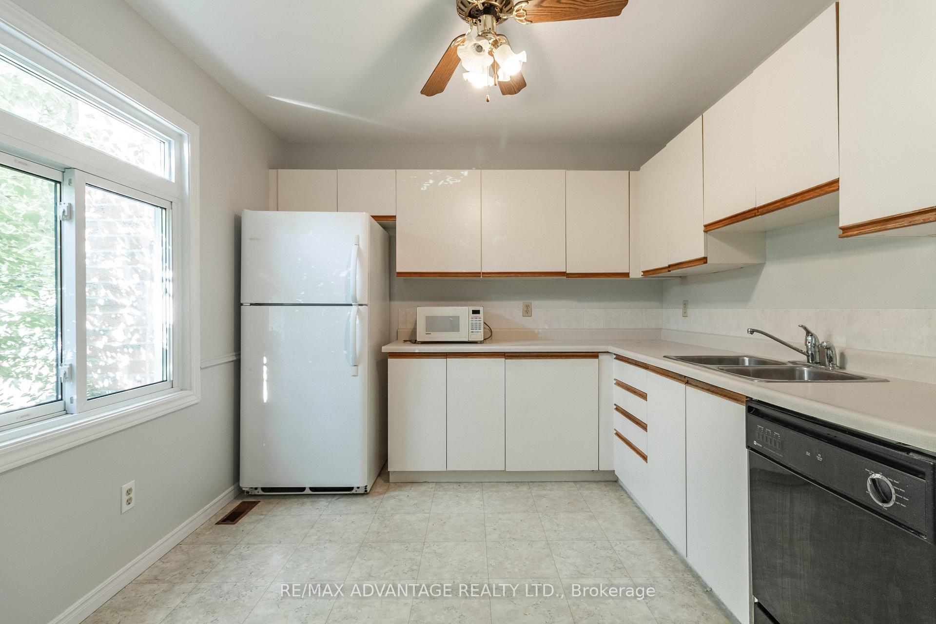 Photo 3 of Unit 4, 1294 Byron Baseline Road W, London, South K — HOMEH