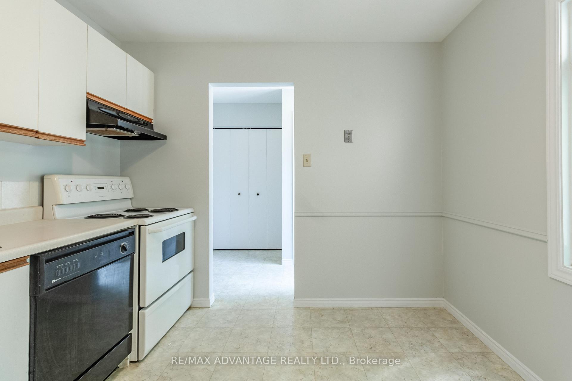 Photo 4 of Unit 4, 1294 Byron Baseline Road W, London, South K — HOMEH