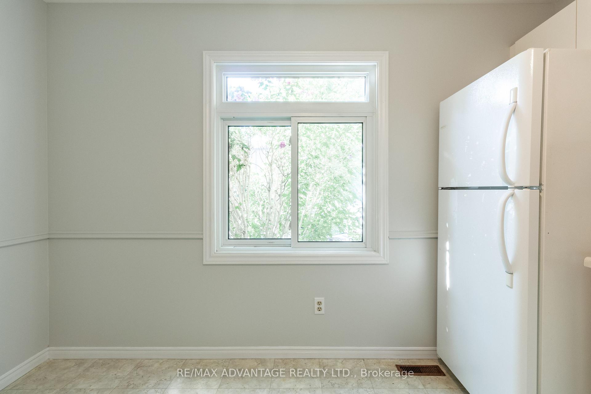 Photo 5 of Unit 4, 1294 Byron Baseline Road W, London, South K — HOMEH