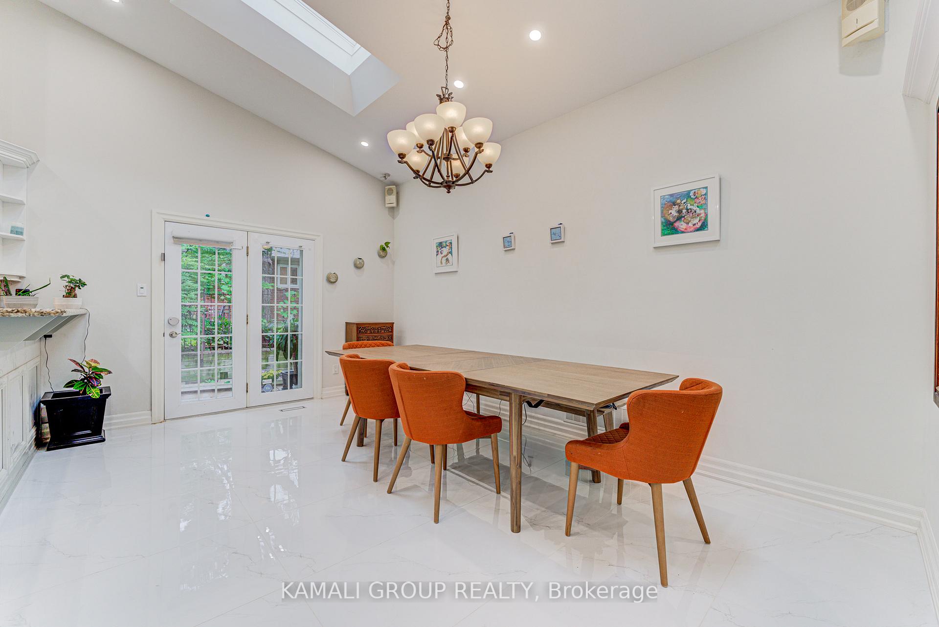 Photo 6 of 5 Caravan Drive, North York, Banbury-Don Mills — HOMEH