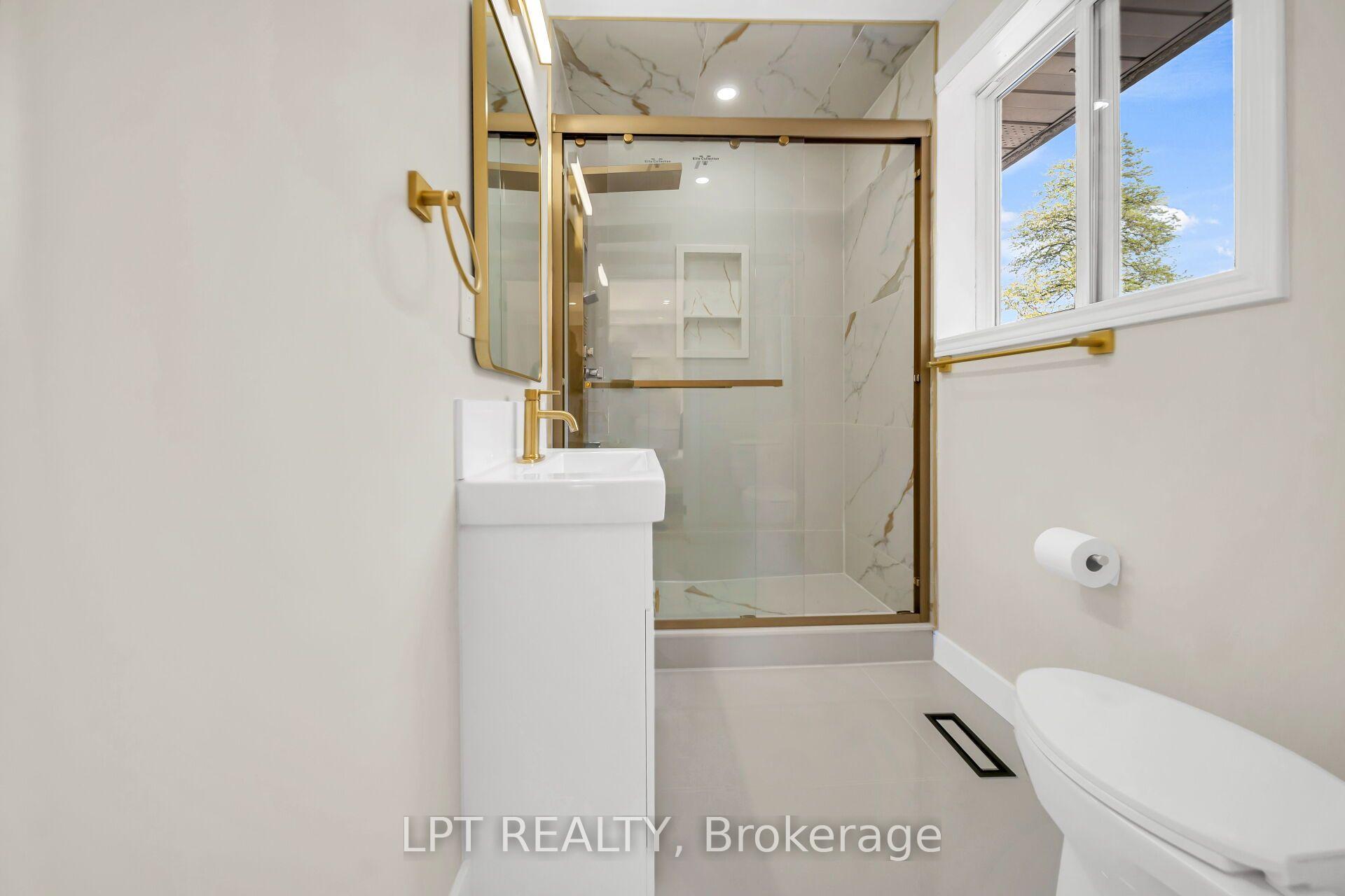Photo 16 of 41 Keegan Crescent, North York, York University Heights — HOMEH