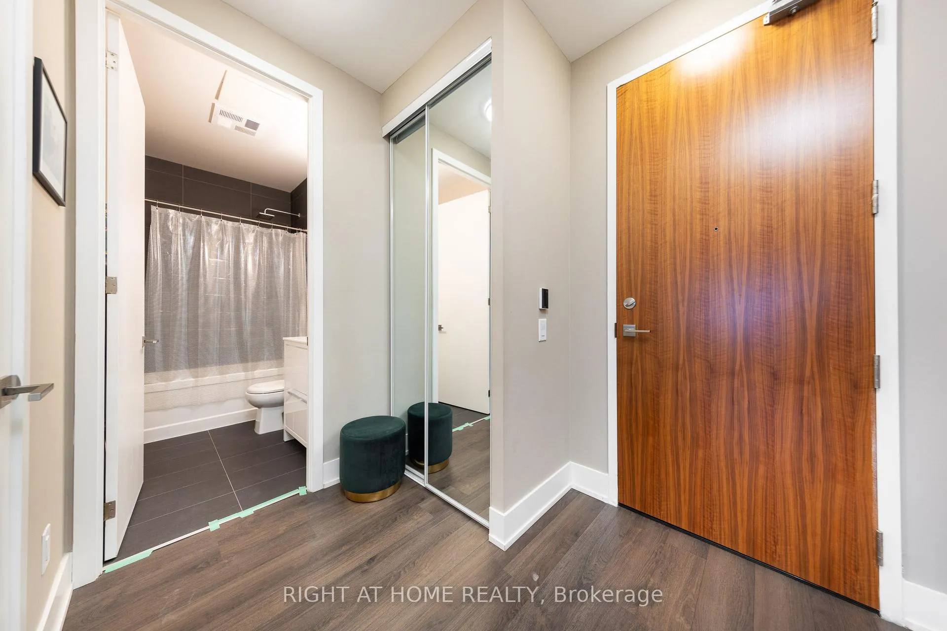 Photo 4 of Unit 421, 111 St Clair Avenue W, Toronto, Yonge-St. Clair — HOMEH