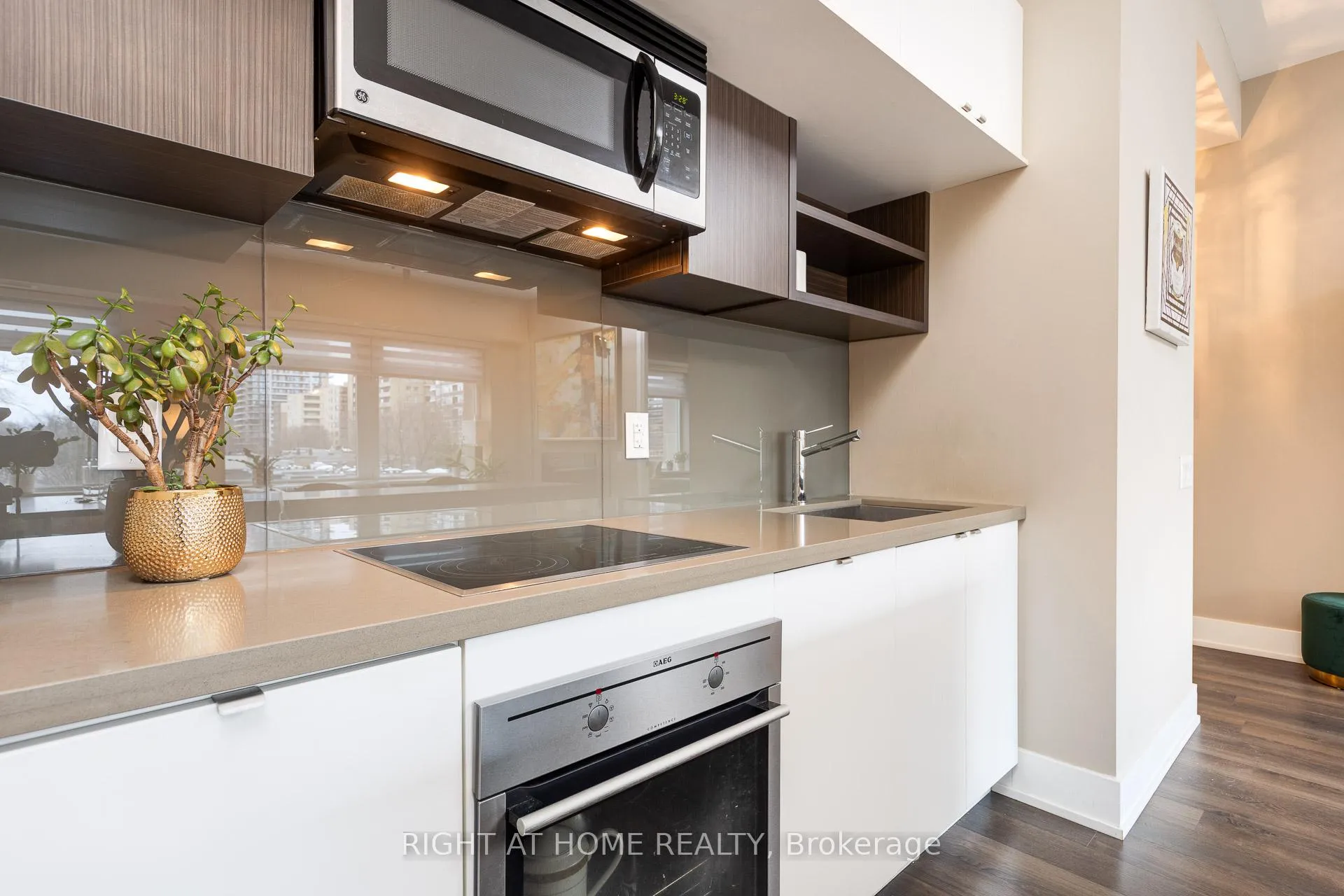 Photo 14 of Unit 421, 111 St Clair Avenue W, Toronto, Yonge-St. Clair — HOMEH