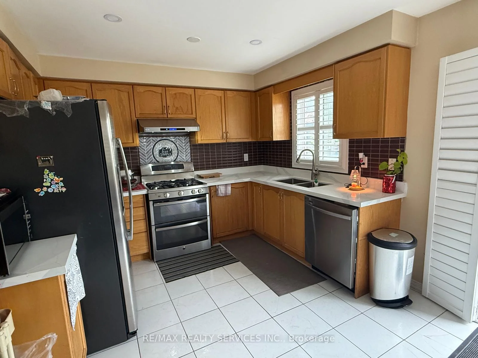 Photo 5 of 37 Riverplace Crescent, Brampton, Bram East — HOMEH