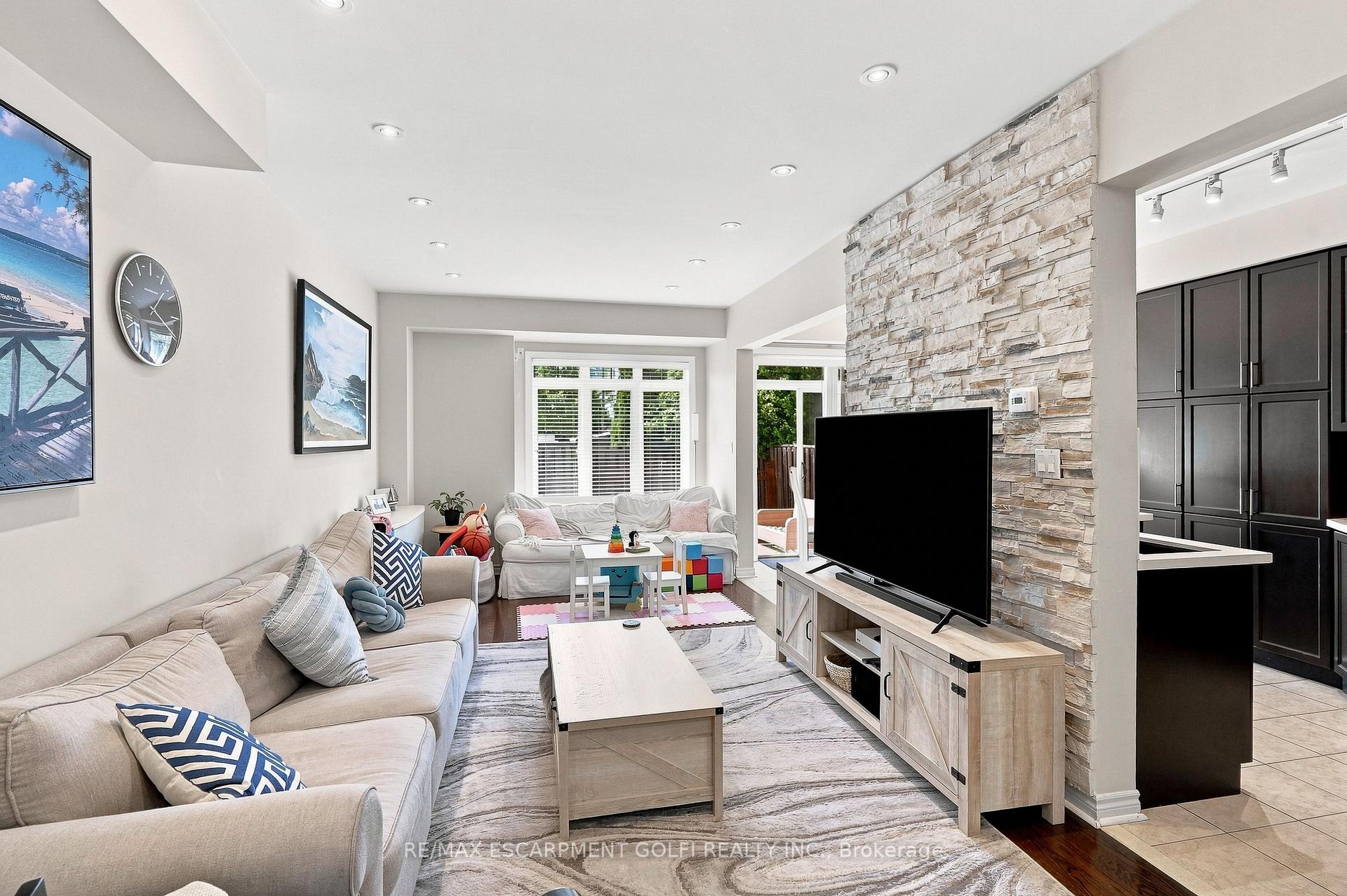 Photo 5 of 1050 Ryckman Common, Burlington, Freeman — HOMEH
