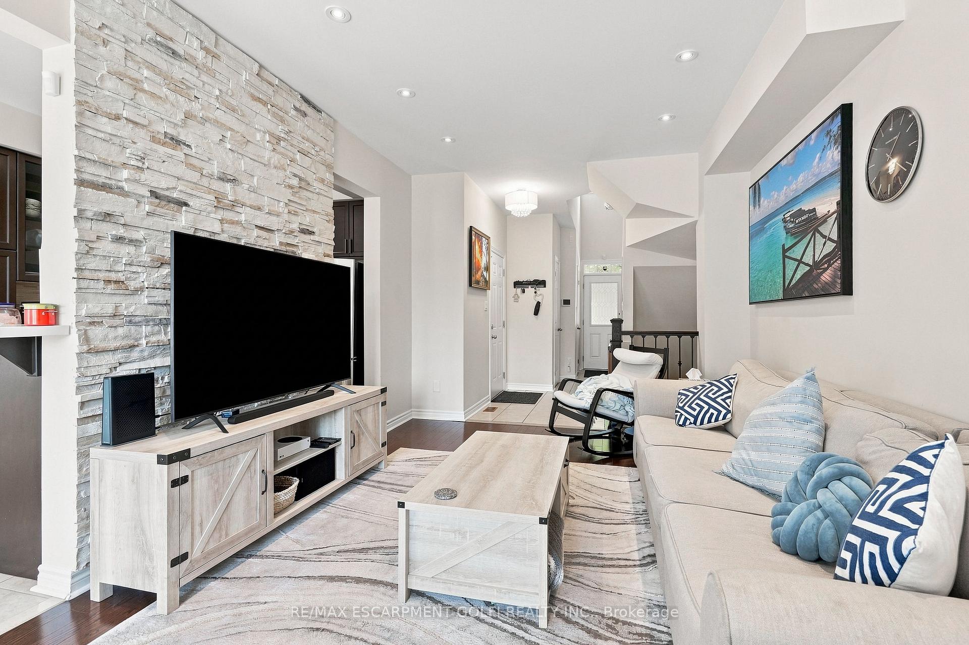 Photo 6 of 1050 Ryckman Common, Burlington, Freeman — HOMEH