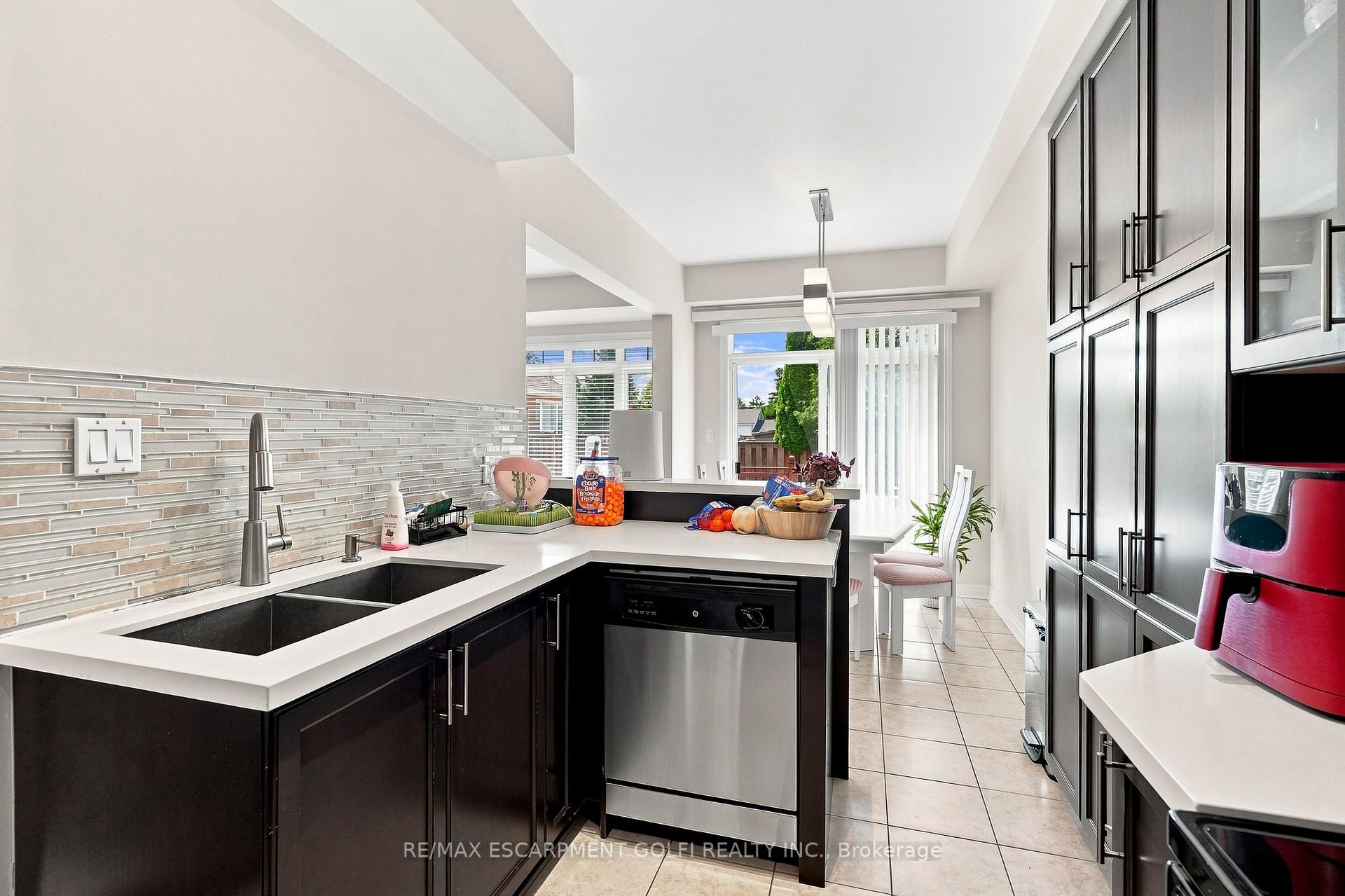 Photo 10 of 1050 Ryckman Common, Burlington, Freeman — HOMEH