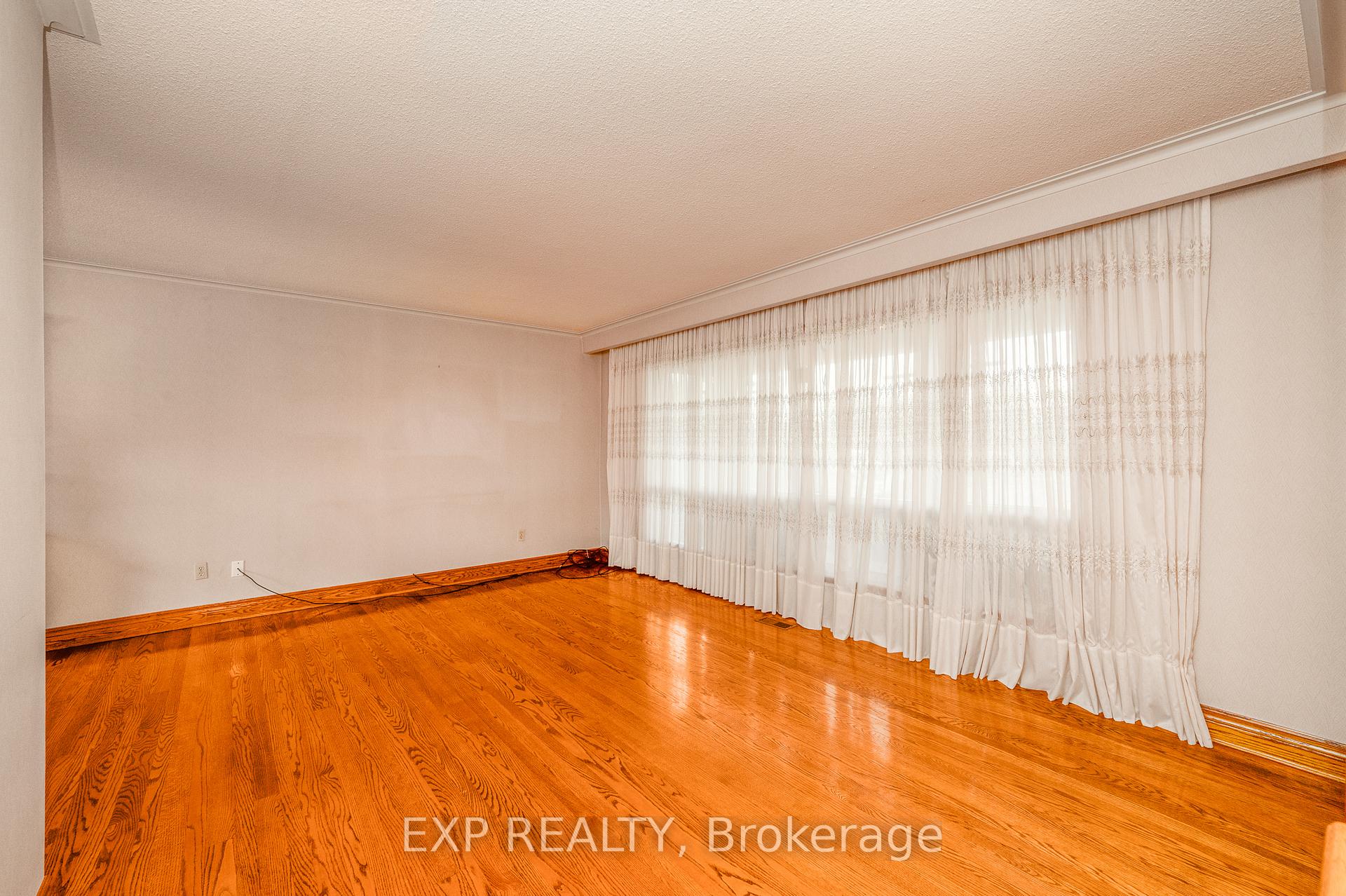 Photo 9 of 52 Storer Drive, North York, Humbermede — HOMEH