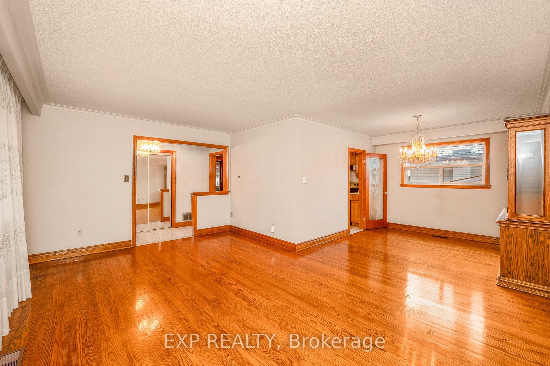 Photo 10 of 52 Storer Drive, North York, Humbermede — HOMEH