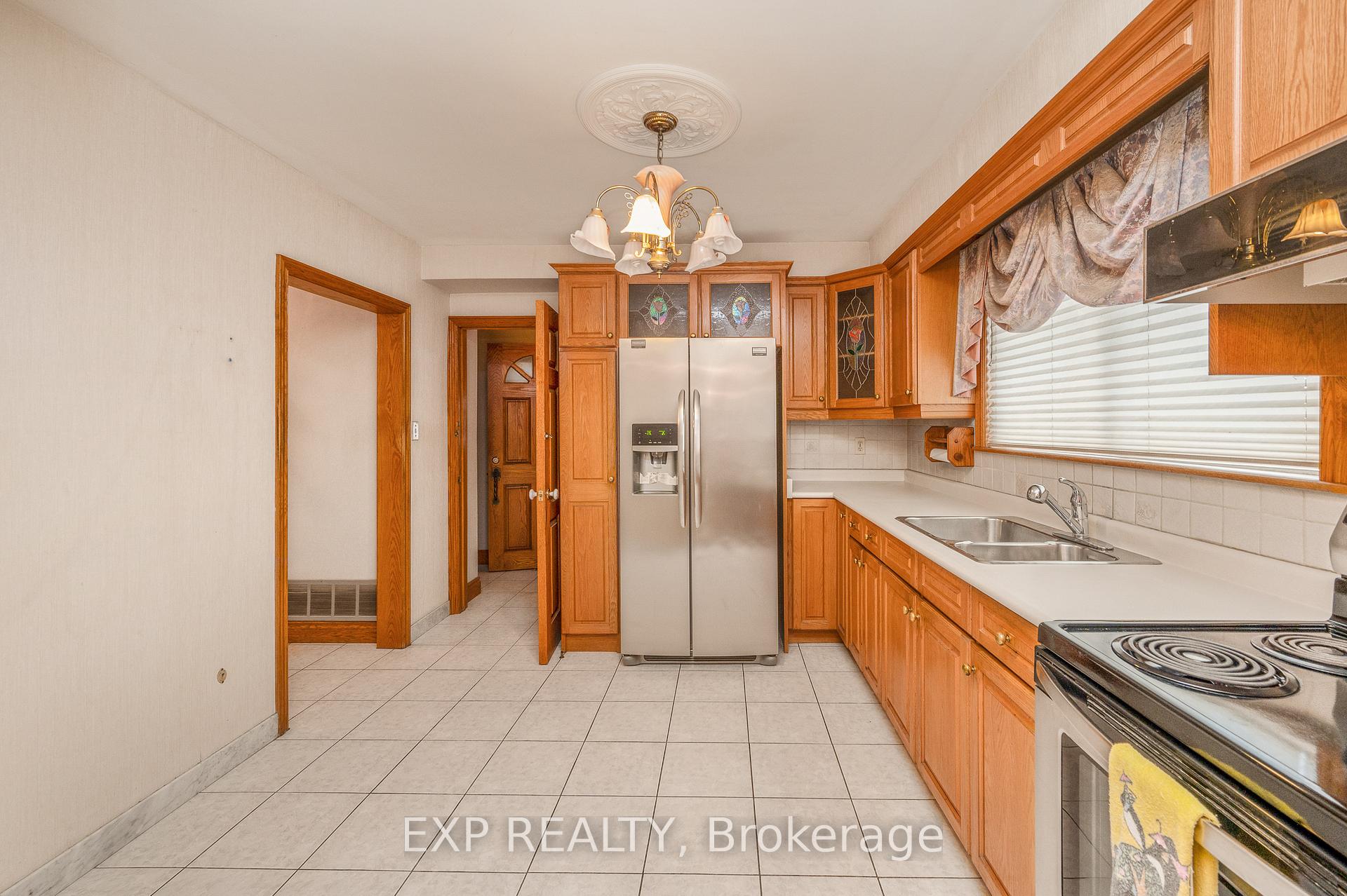 Photo 11 of 52 Storer Drive, North York, Humbermede — HOMEH