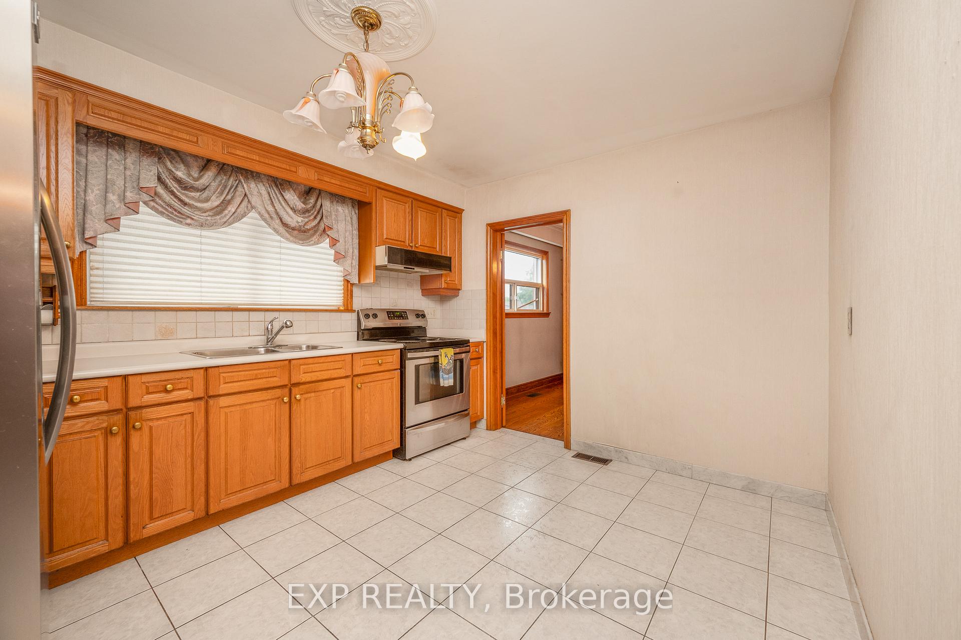Photo 16 of 52 Storer Drive, North York, Humbermede — HOMEH