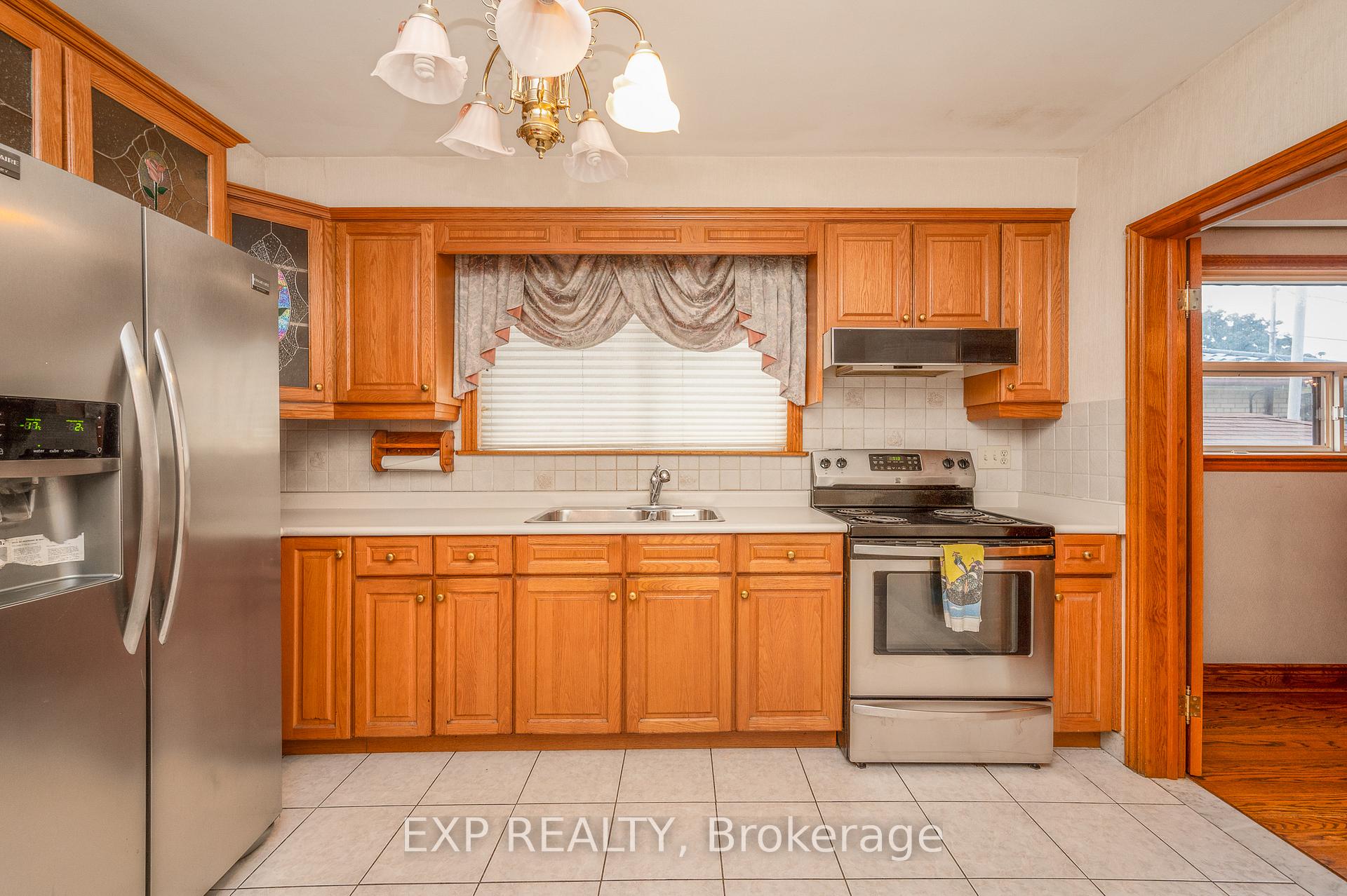 Photo 17 of 52 Storer Drive, North York, Humbermede — HOMEH