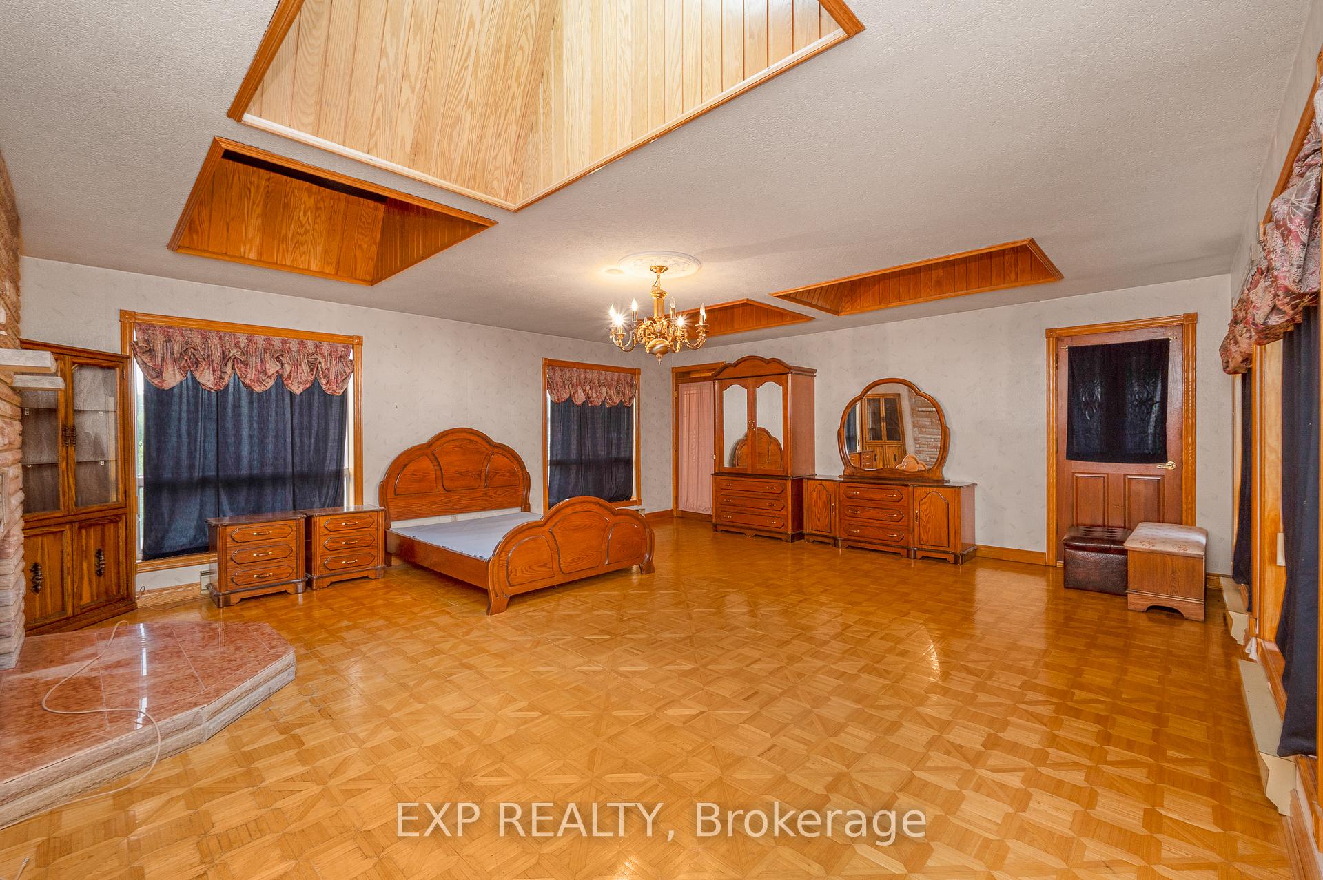 Photo 20 of 52 Storer Drive, North York, Humbermede — HOMEH