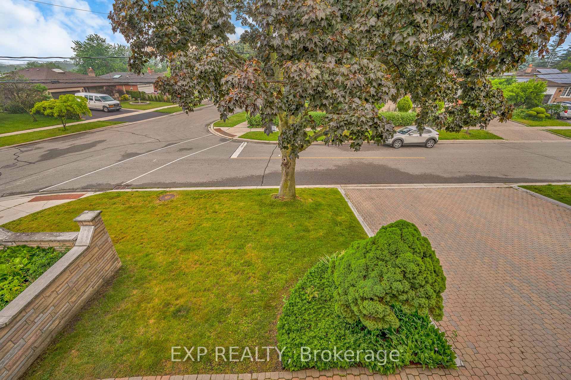 Photo 24 of 52 Storer Drive, North York, Humbermede — HOMEH
