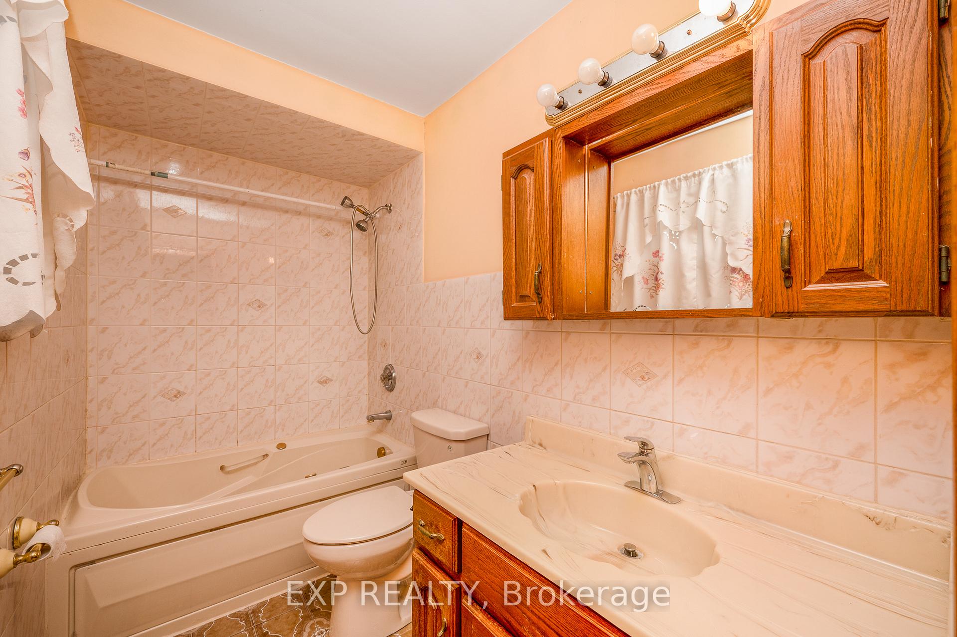 Photo 27 of 52 Storer Drive, North York, Humbermede — HOMEH