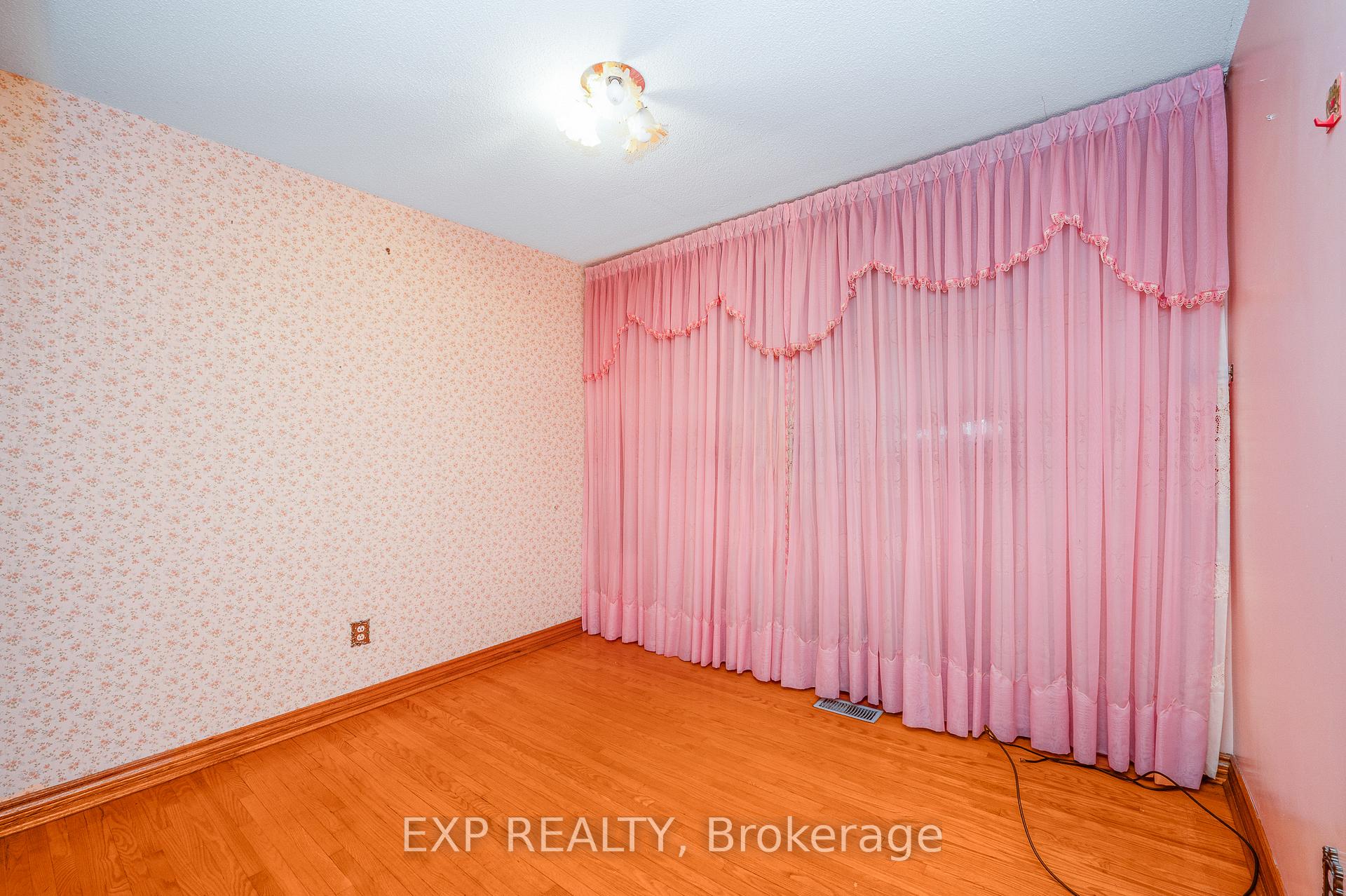 Photo 29 of 52 Storer Drive, North York, Humbermede — HOMEH