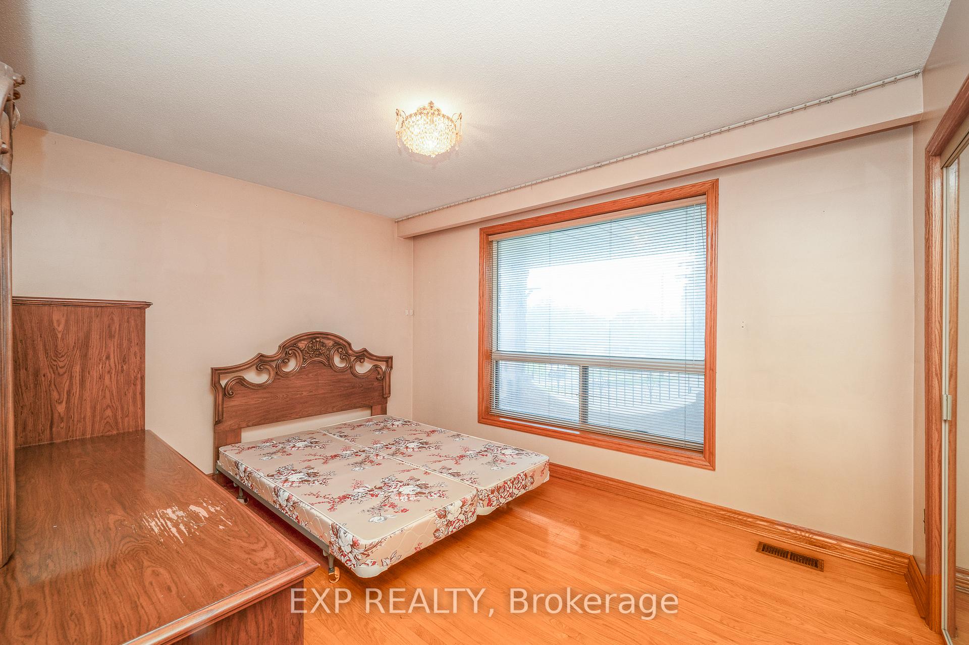 Photo 32 of 52 Storer Drive, North York, Humbermede — HOMEH