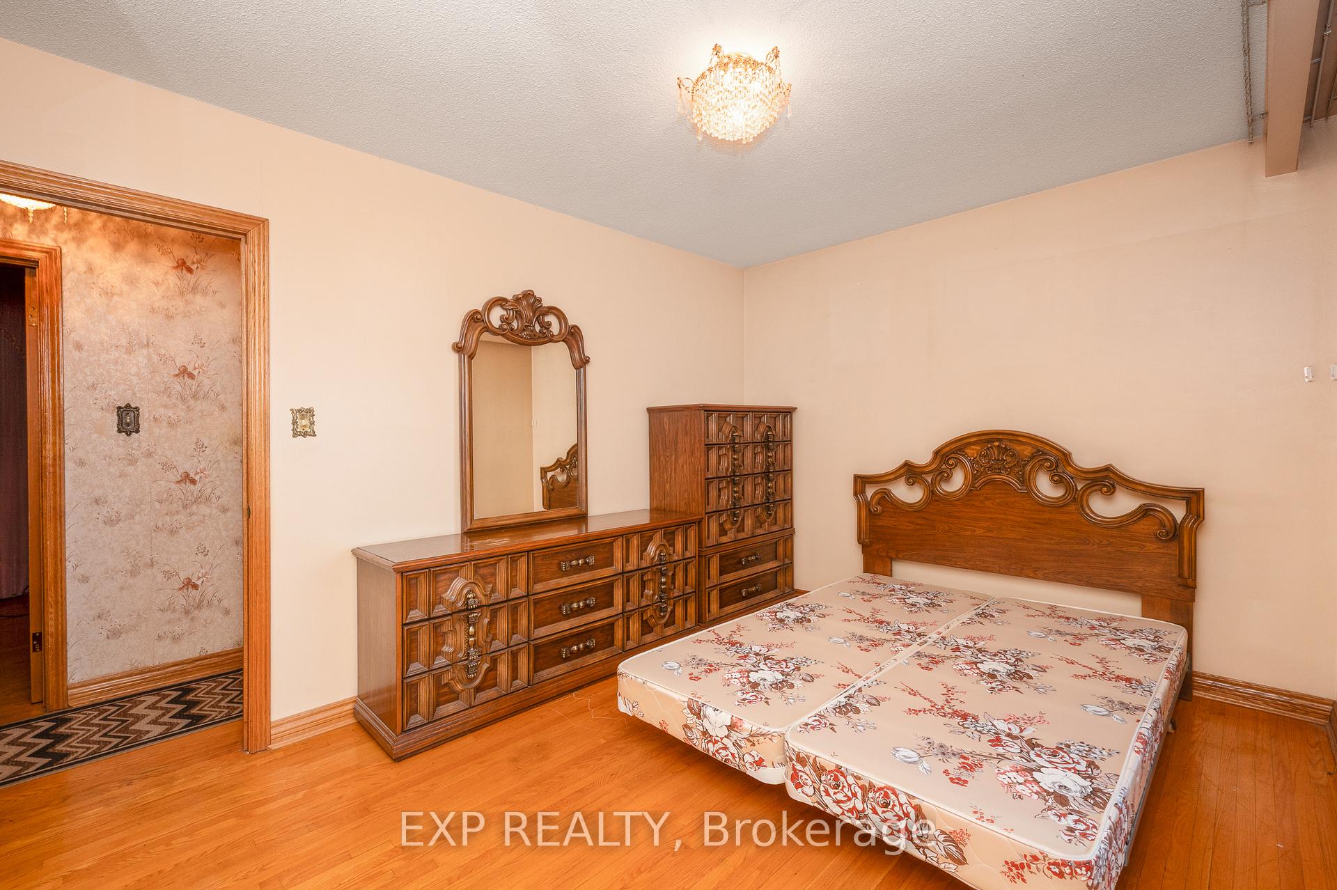 Photo 33 of 52 Storer Drive, North York, Humbermede — HOMEH