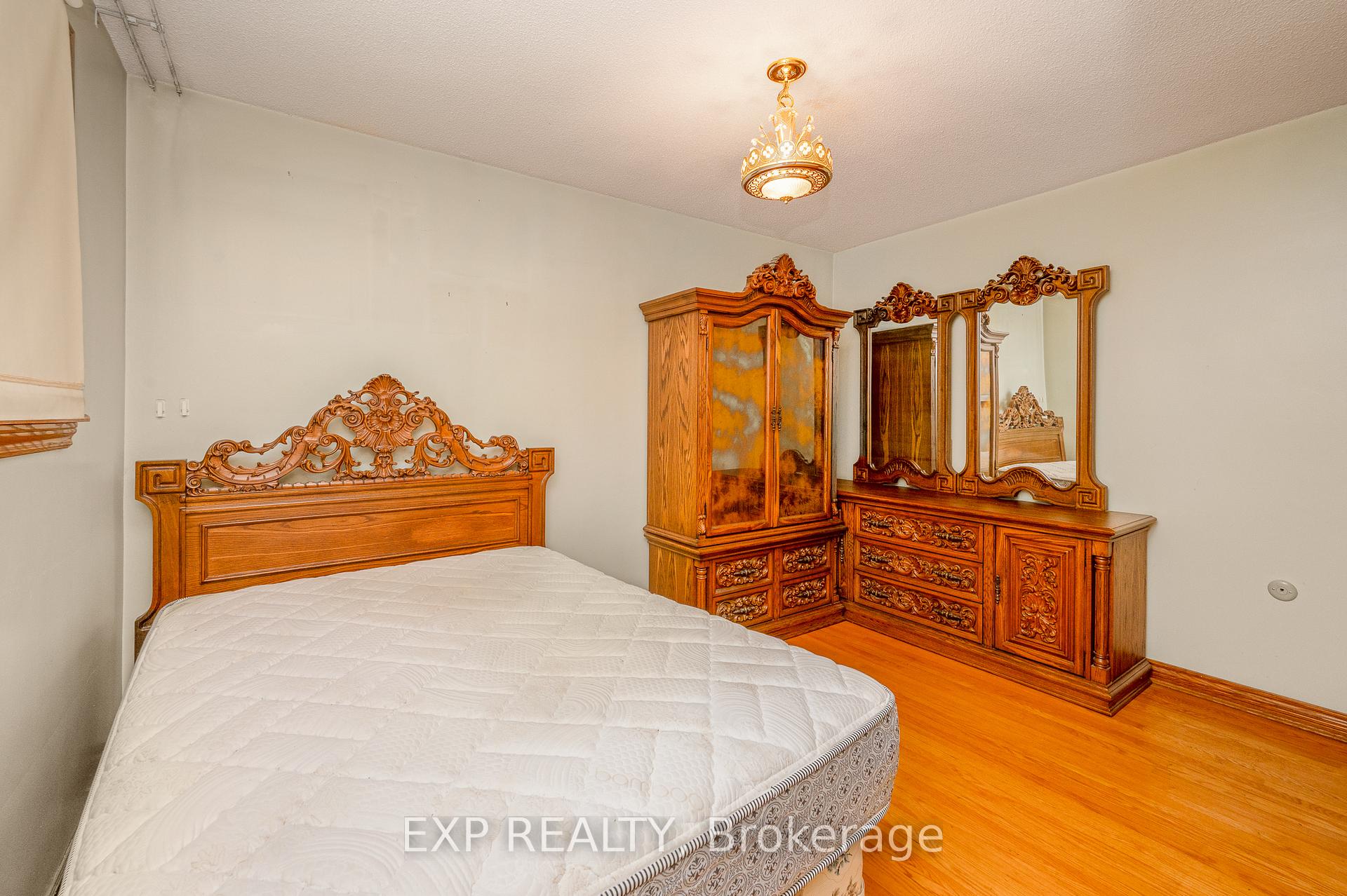 Photo 35 of 52 Storer Drive, North York, Humbermede — HOMEH