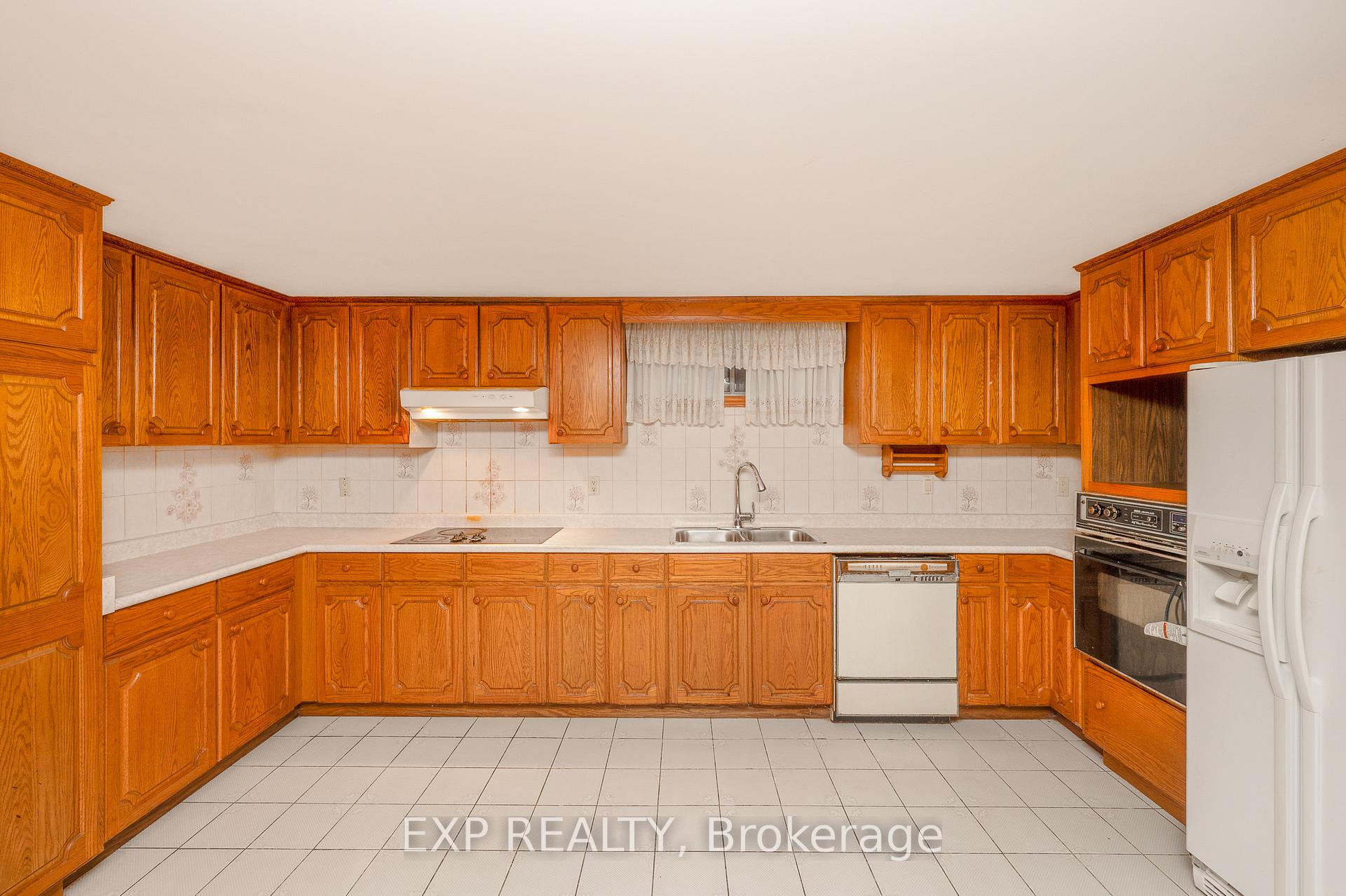 Photo 41 of 52 Storer Drive, North York, Humbermede — HOMEH