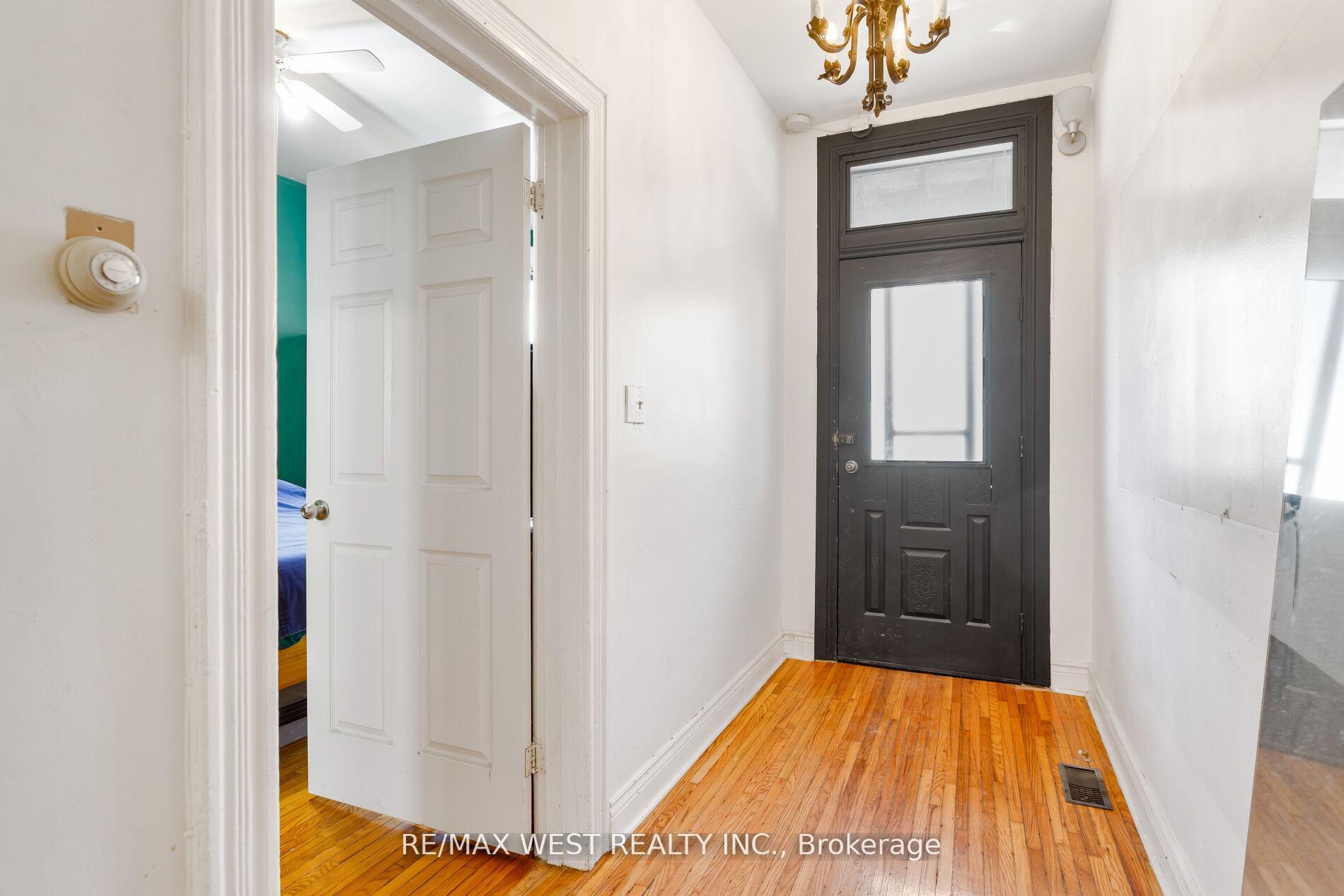 Photo 4 of 39 Noble Street, Toronto, Roncesvalles — HOMEH