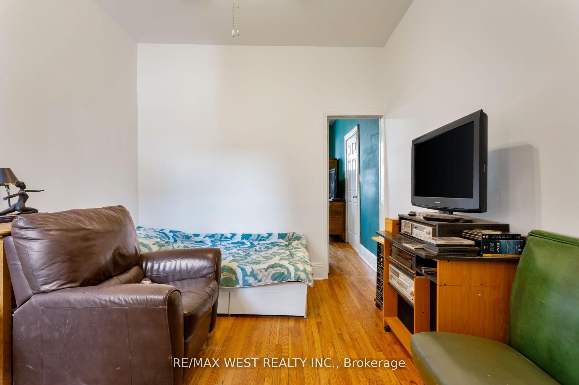 Photo 8 of 39 Noble Street, Toronto, Roncesvalles — HOMEH