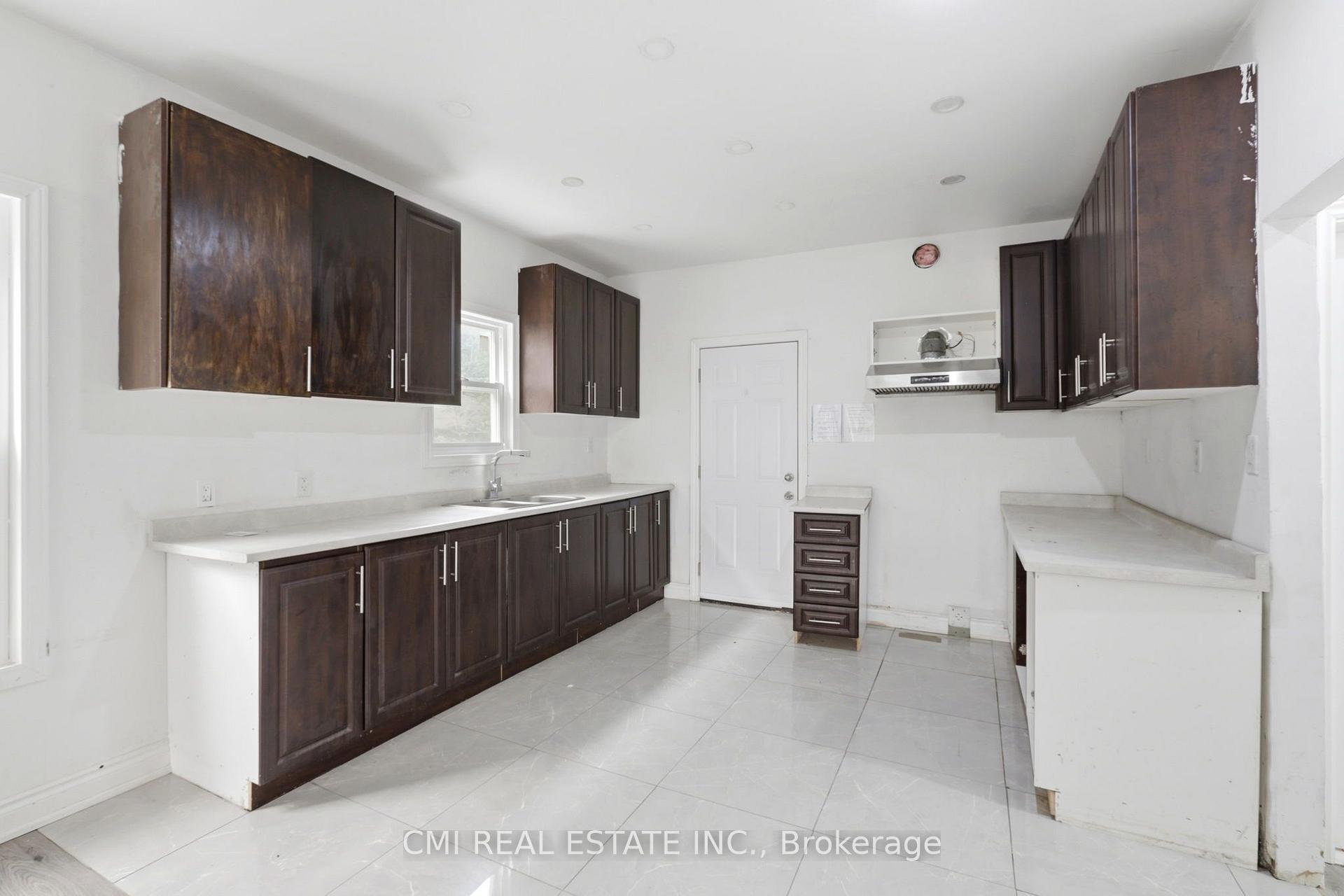 Photo 11 of 255 Hall Avenue, Windsor, Walkerville — HOMEH