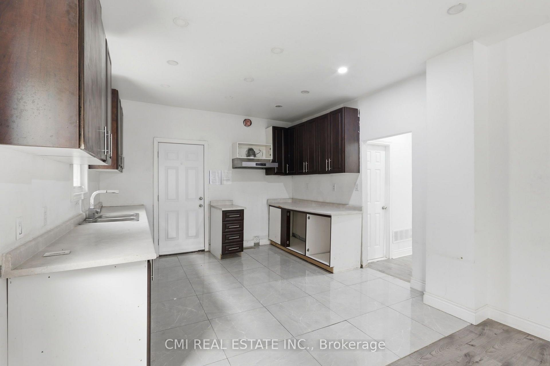 Photo 12 of 255 Hall Avenue, Windsor, Walkerville — HOMEH